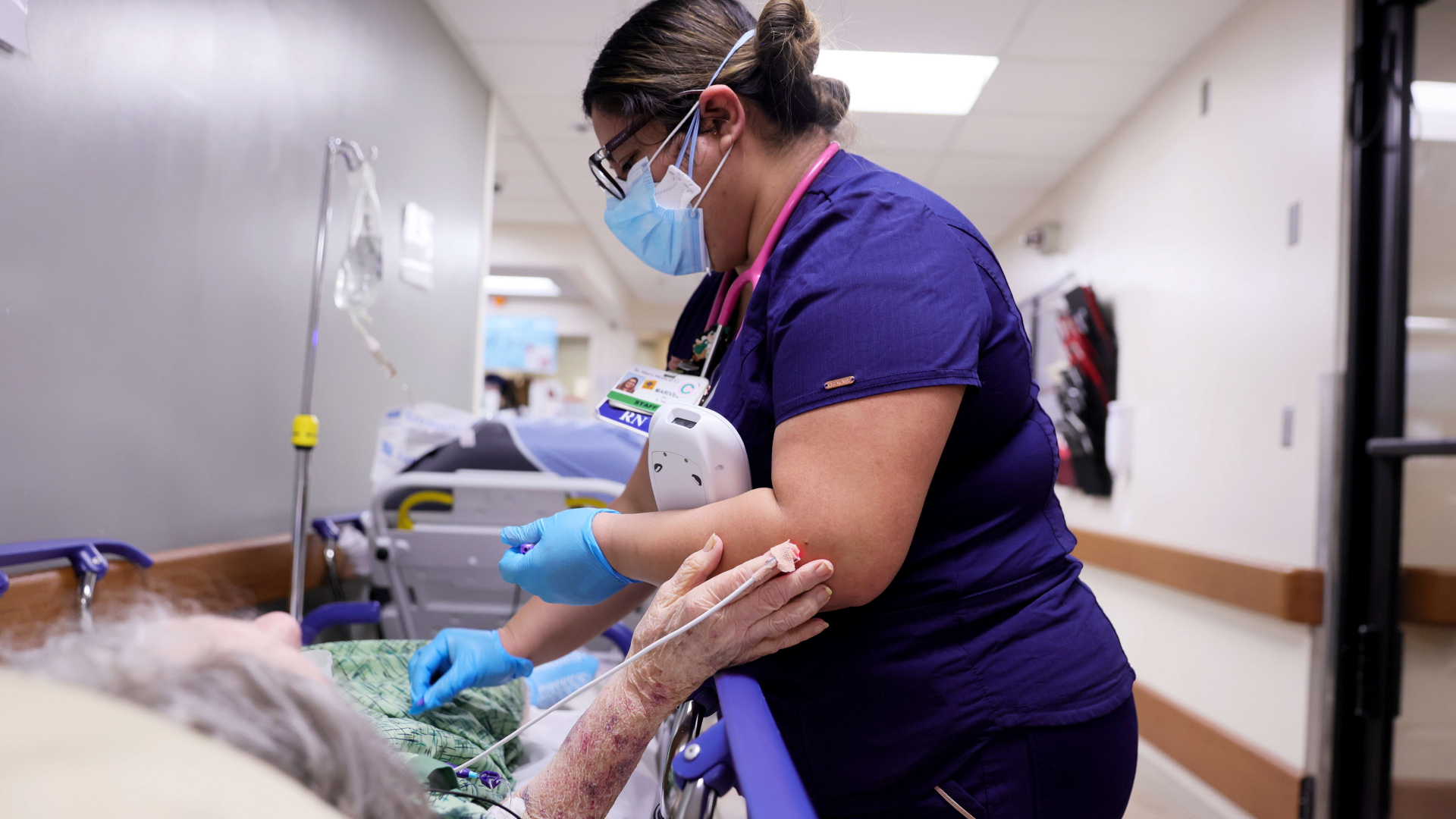 In einem Krankenhaus in Apple Valley (US-Bundesstaat Kalifornien) kümmert sich eine Krankenschwester auf dem Gang um eine Patientin. | AFP