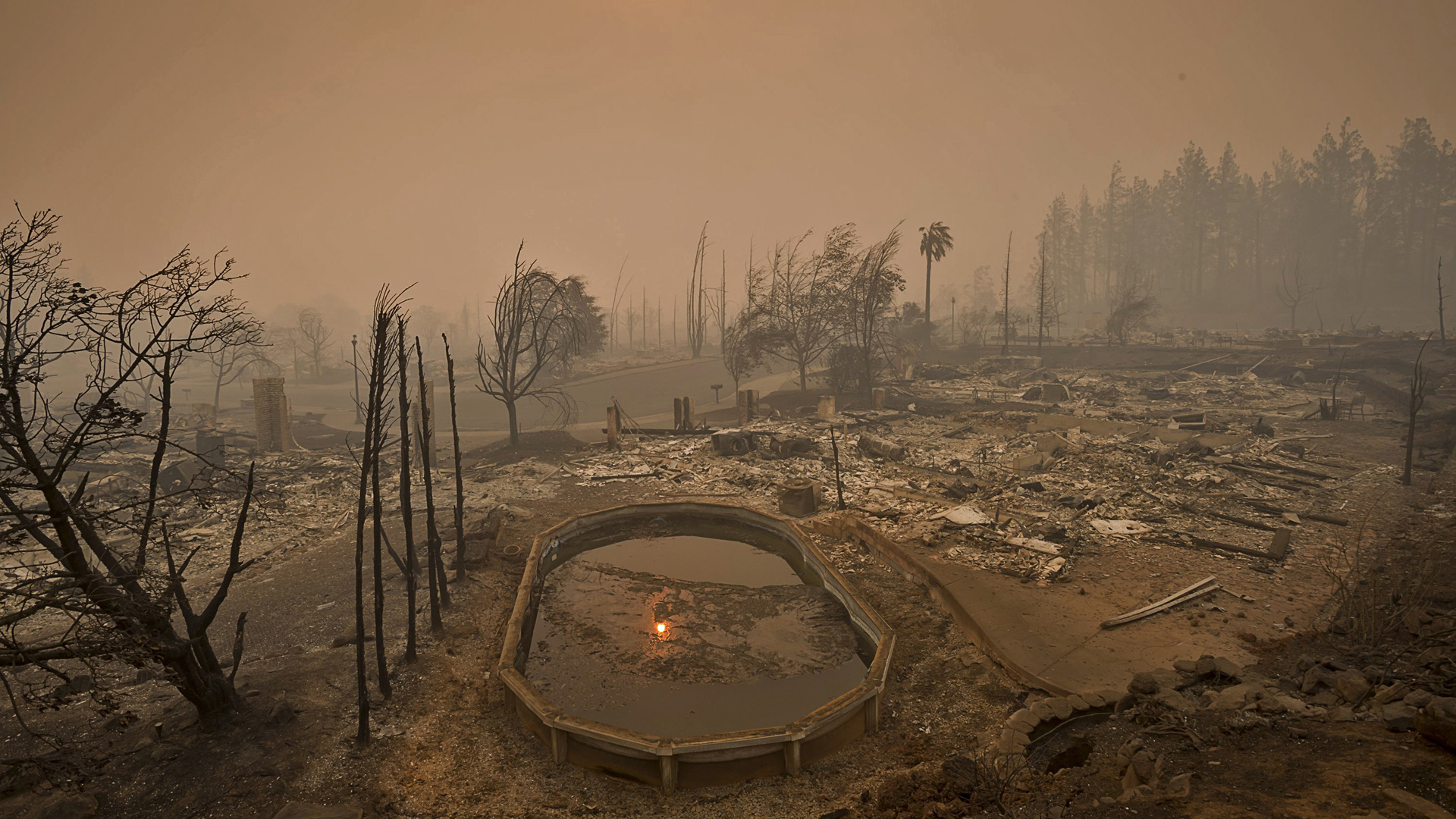 Die Sonne kämpft sich über Santa Rosa, Kalifornien, USA, durch dichten Rauch von Waldbränden. | Bildquelle: dpa
