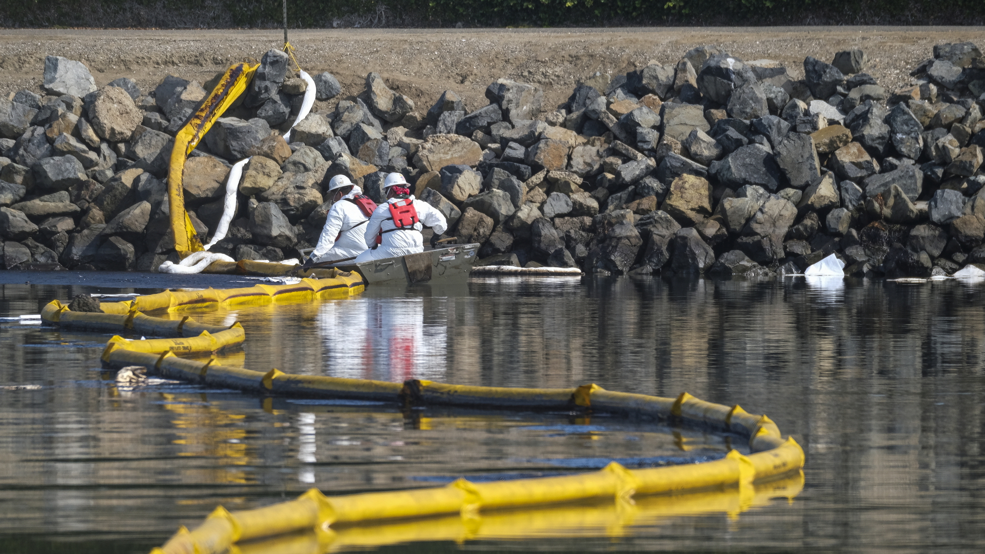  Besatzungen setzen schwimmende Barrieren ein, um ein weiteres Ausbreiten des Ölteppichs vor Huntington Beach zu verhindern.  | dpa