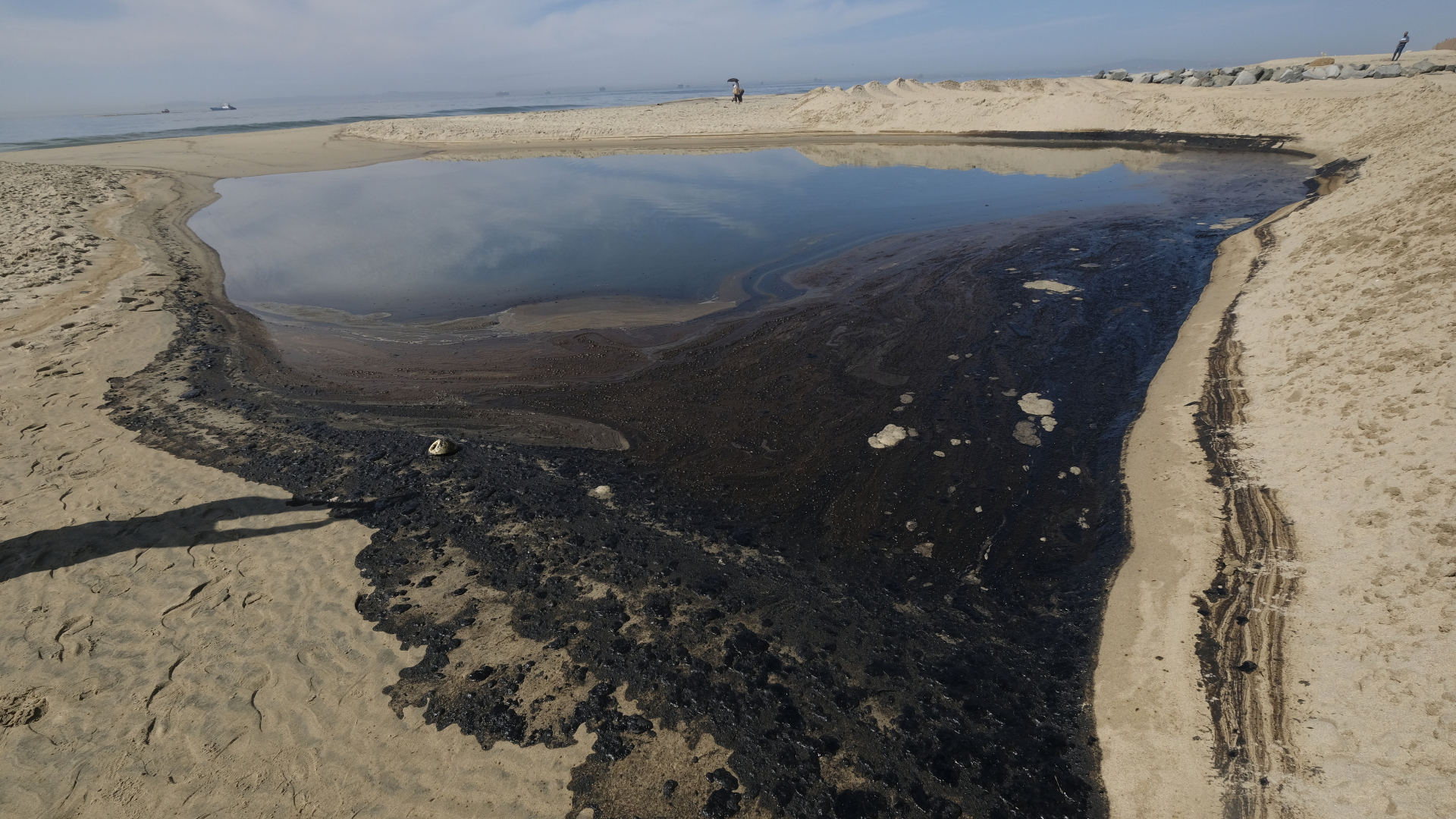 Mindestens 572.807 Liter Öl sind in die Gewässer vor Orange County ausgelaufen, wie die Stadt Huntington Beach mitteilte. | dpa