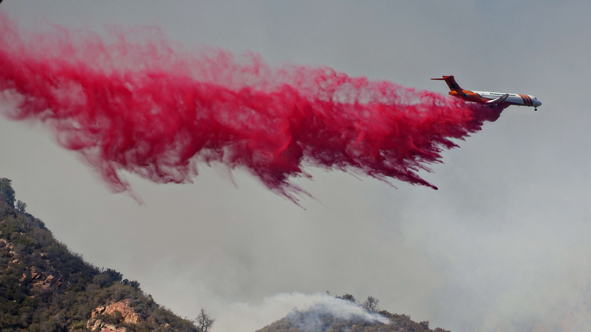 Löschflugzeug über Malibu | Bildquelle: AFP