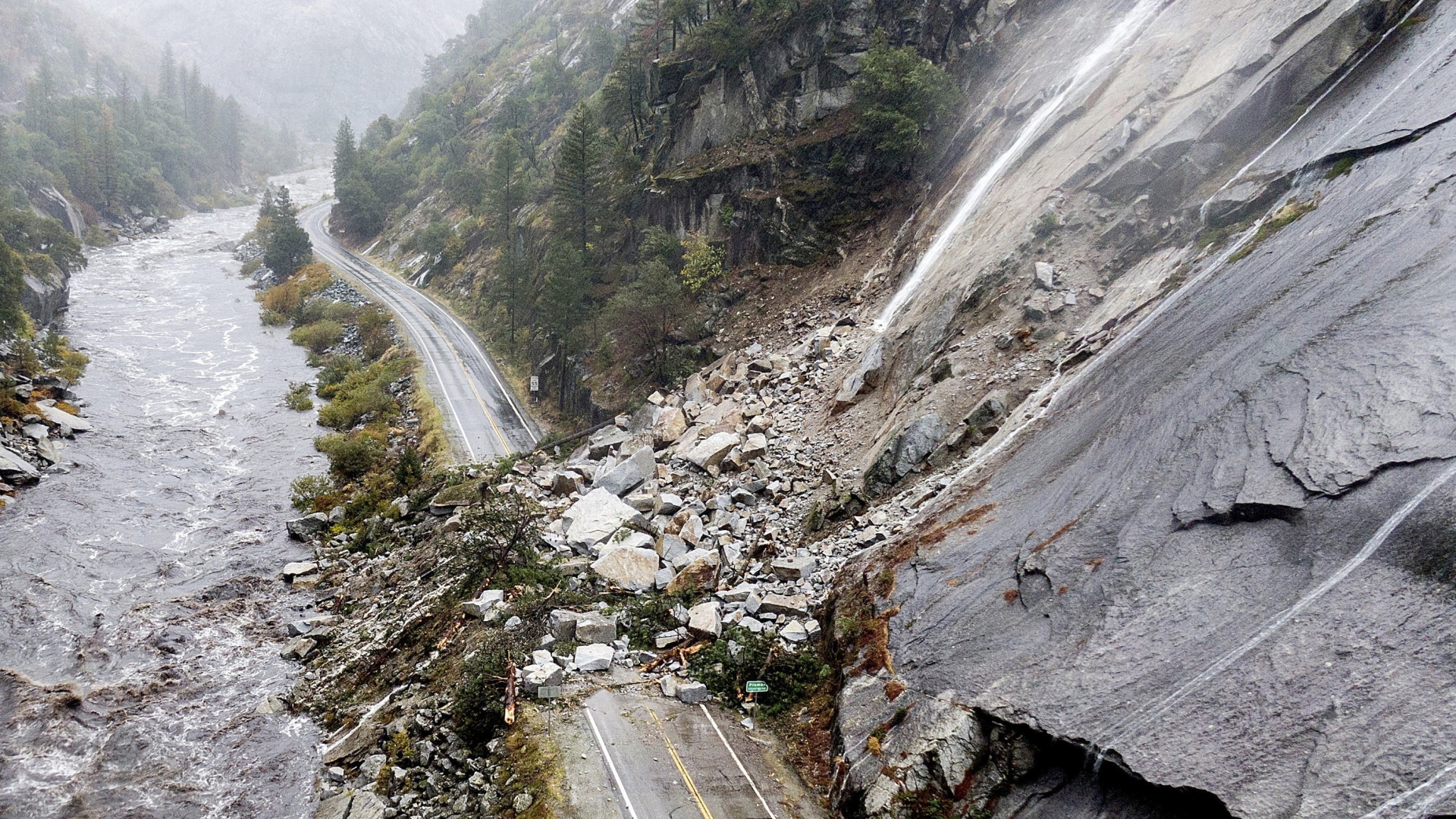 Steine liegen nach einem Erdrutsch auf einer Straße in Kalifornien.  | AP