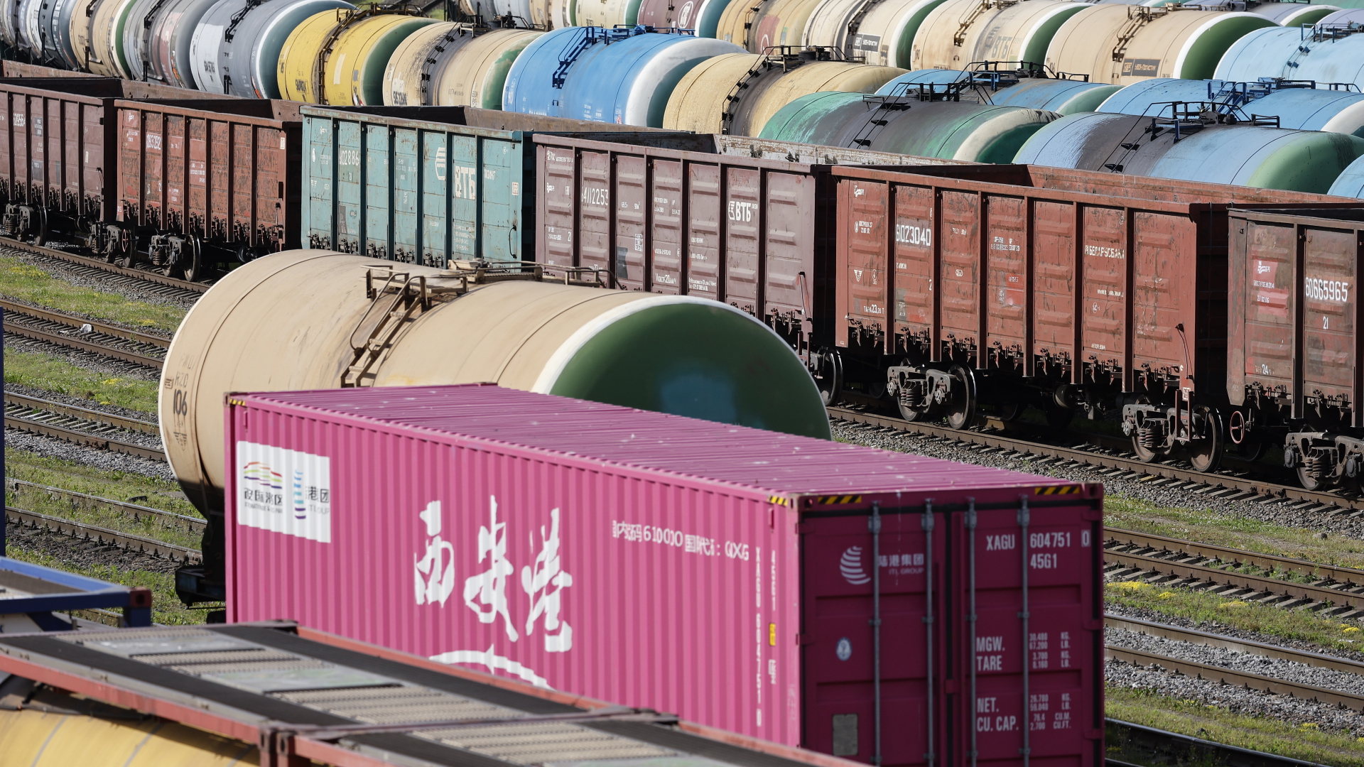 Güterwaggons stehen auf den Gleisen des Güterbahnhofs in Kaliningrad. | dpa
