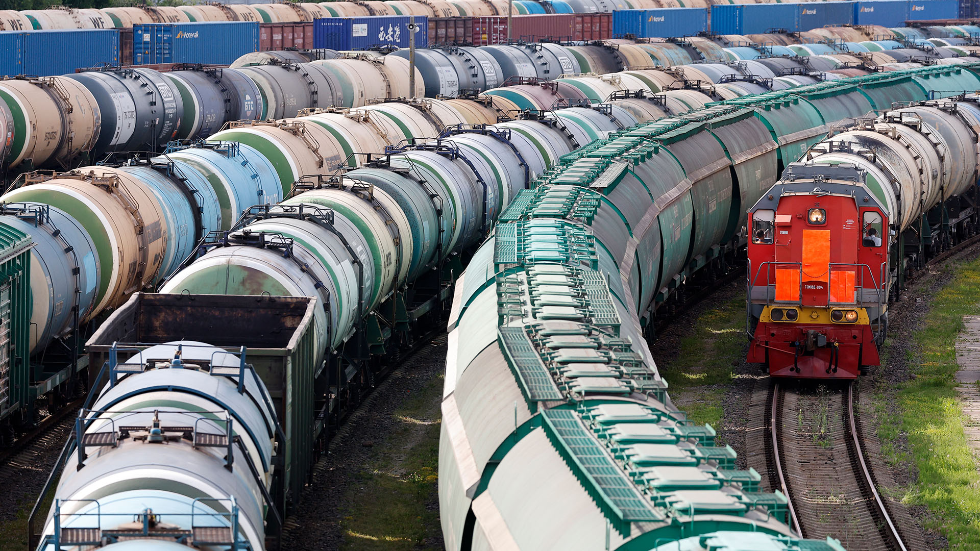 Güterwaggons stehen auf den Gleisen des Güterbahnhofs in Kaliningrad. | picture alliance/dpa/AP