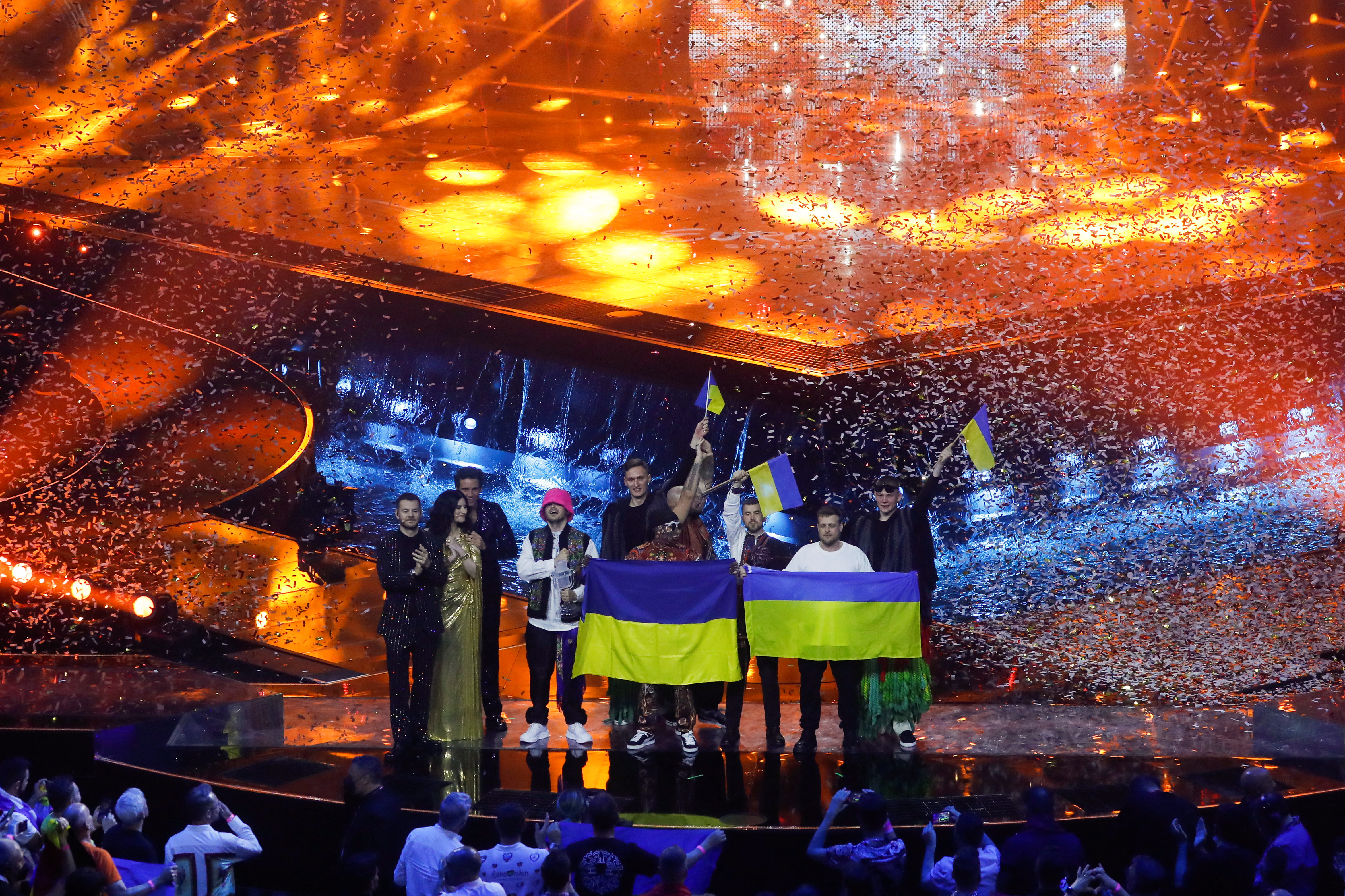 Die ukrainische Band Kalush Orchestra feiert auf der ESC-Bühne nach ihrem Sieg. | REUTERS