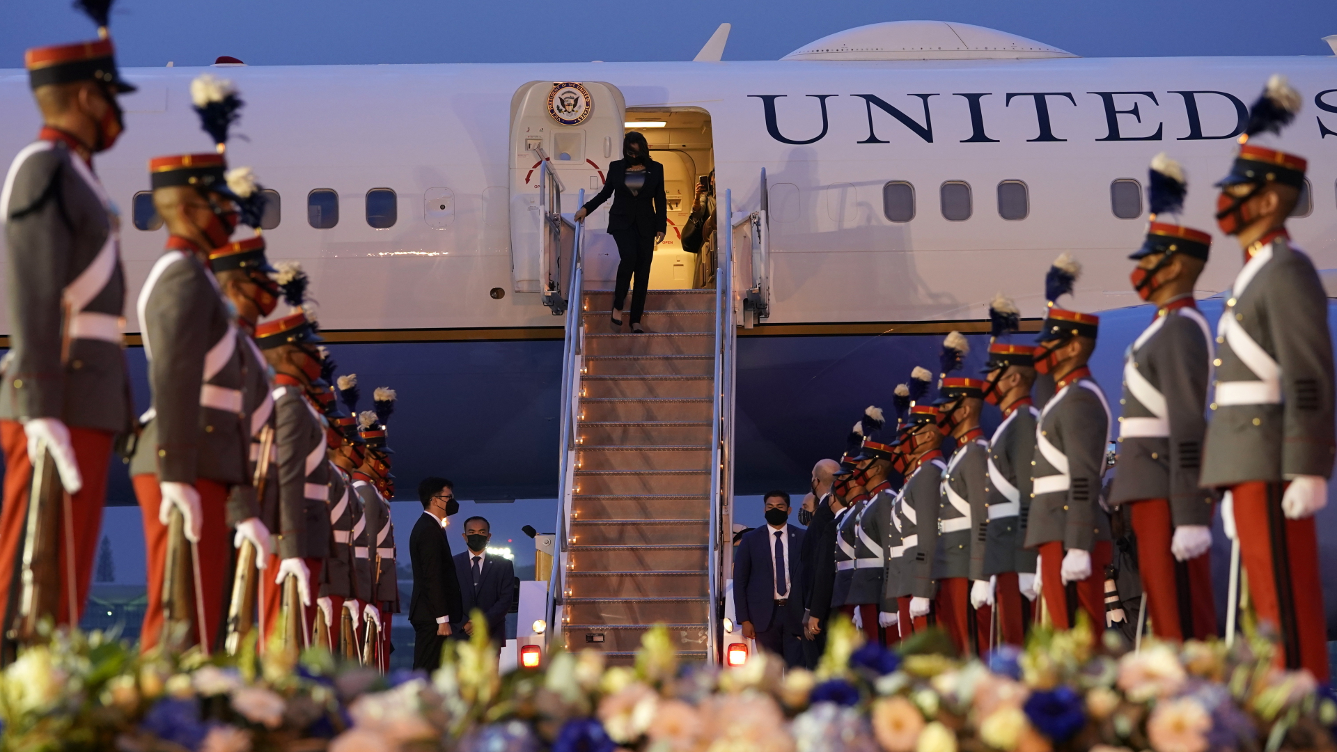 Kamala Harris wird begrüßt, als sie die Air Force Two bei ihrer Ankunft in Guatemala verlässt. | dpa