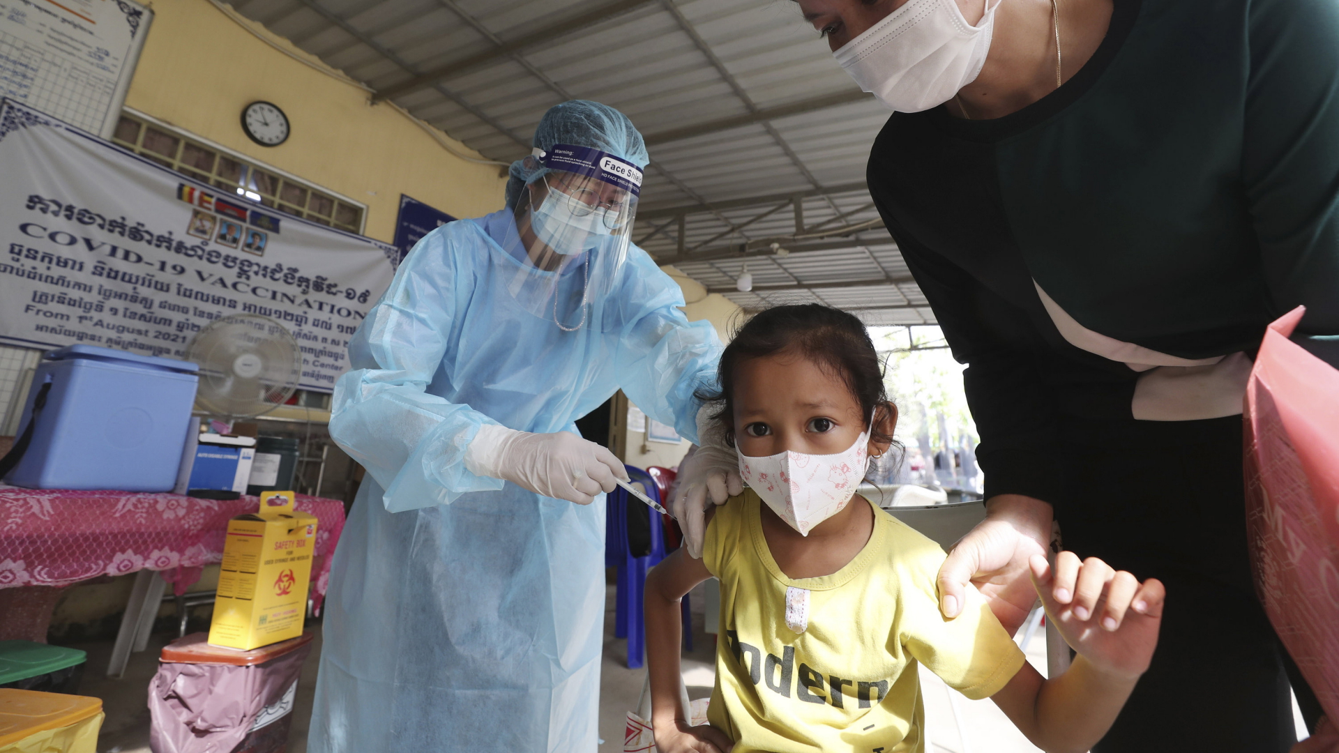 Eine Fünfjährige erhält in Kambodscha eine Corona-Impfung | AP
