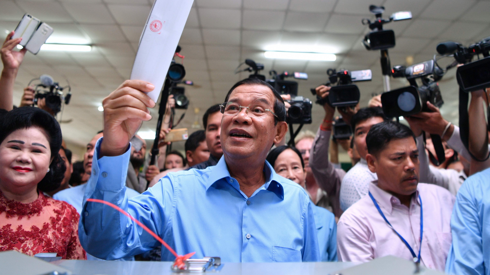 Kambodschas Premierminister Hun Sen gibt seine Stimme bei der Wahl ab. | AFP
