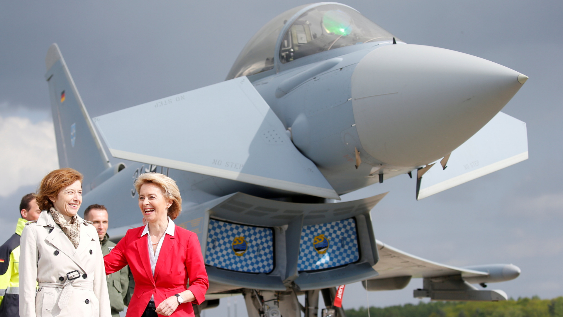 Verteidigungsministerinnen Frankreichs, Florence Parly, und Deutschlands, Ursula von der Leyen, auf der ILA in Berlin vor einem Kampfjet (Archivbild). | REUTERS