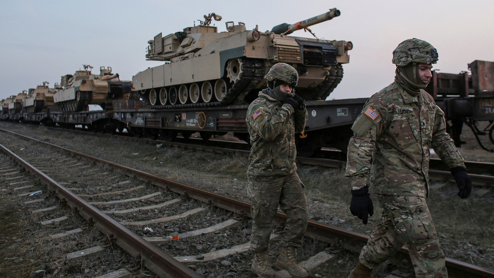 US-Soldaten laufen an einem M1 Abrams-Kampfpanzer vorbei. (Archivbild) | REUTERS