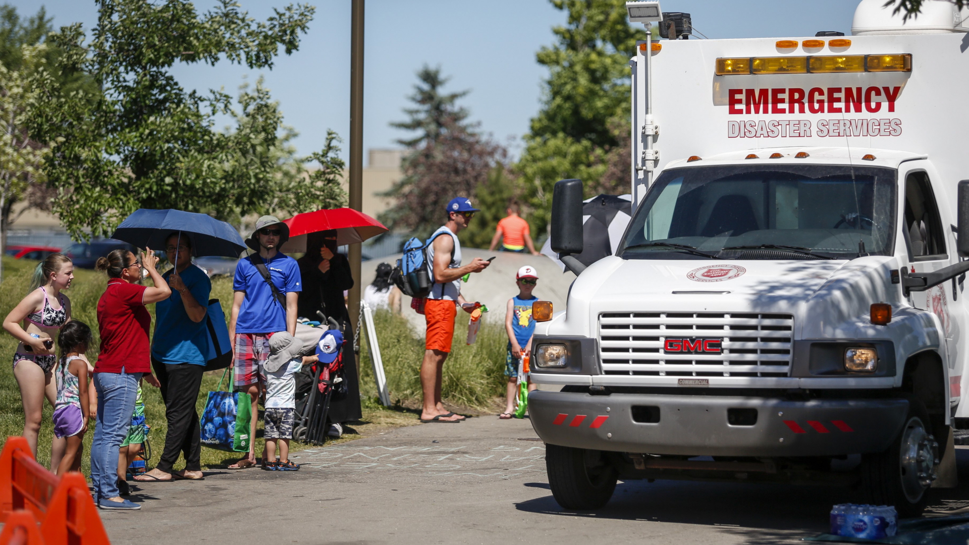 Menschen in Calgary warten an einem Rettungswagen  | dpa