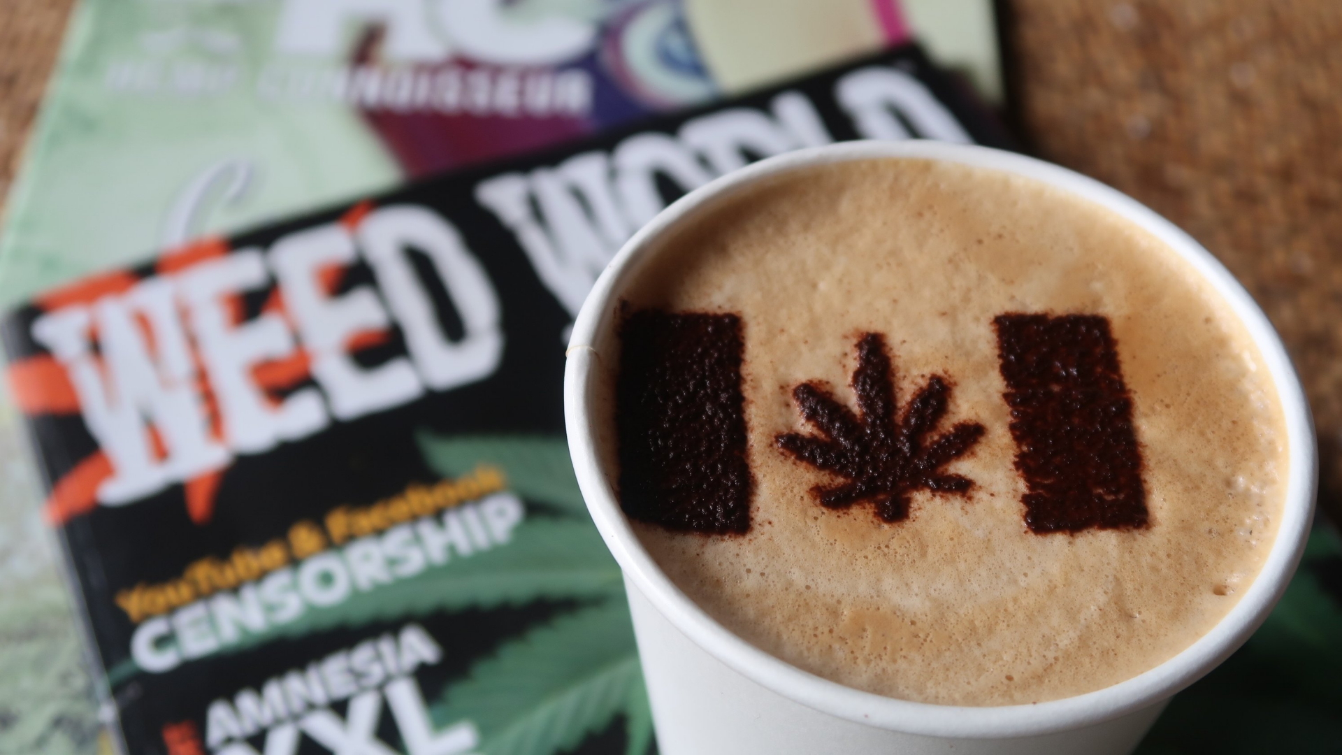Cannabis-Blatt als Marihuana-Symbol auf dem Milchschaum eines Latte Macchiato. | Bildquelle: dpa
