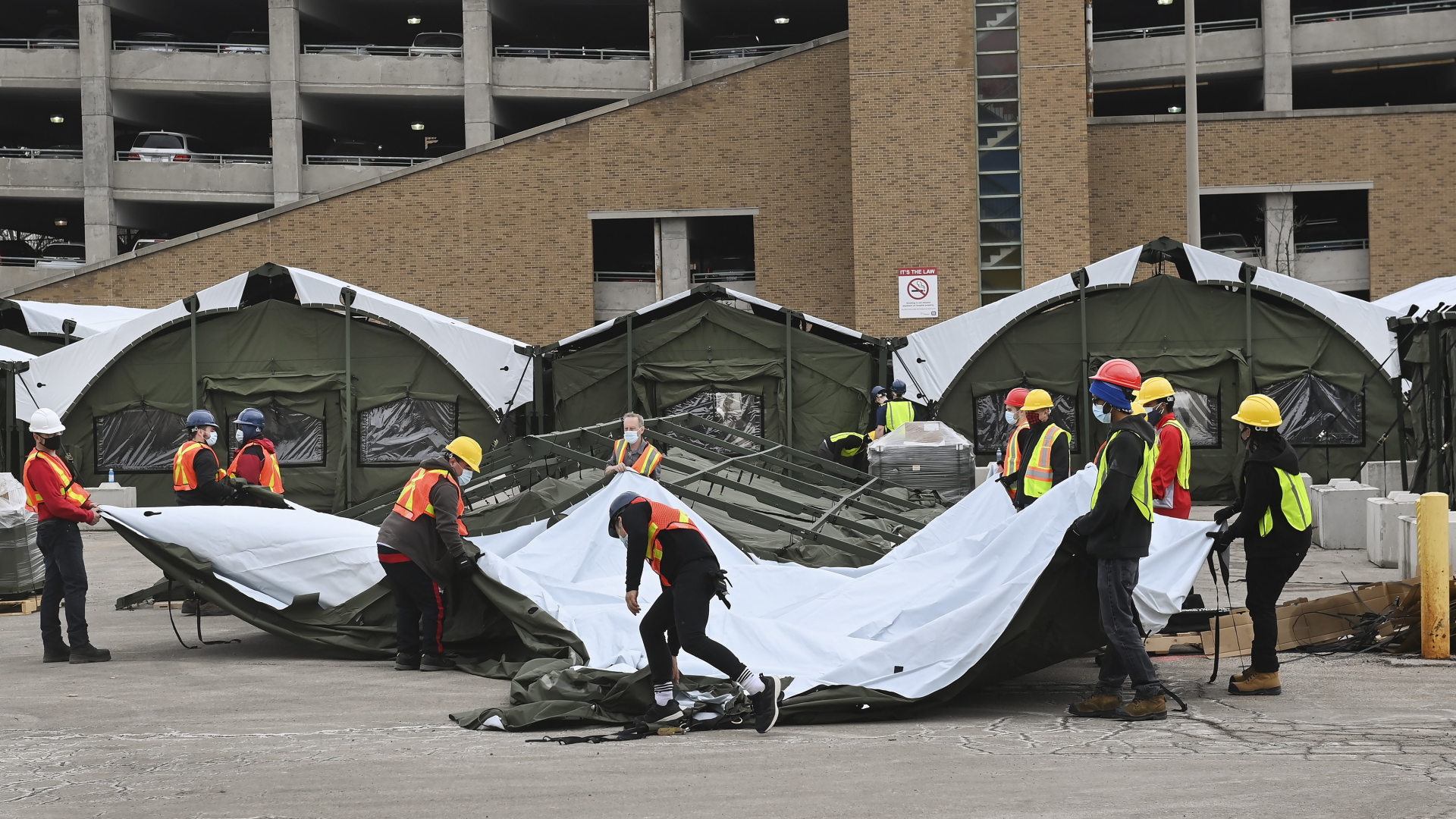 In Toronto (Kanada) werden Zelte für zusätzliche Behandlungskapazitäten gegen das Coronavirus aufgebaut | dpa