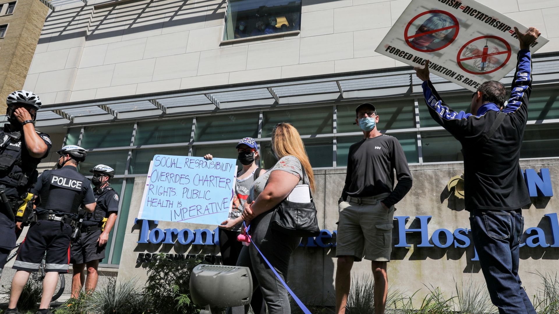 Impfgegner protestieren vor einem Krankenhaus in Toronto, Kanada. | REUTERS