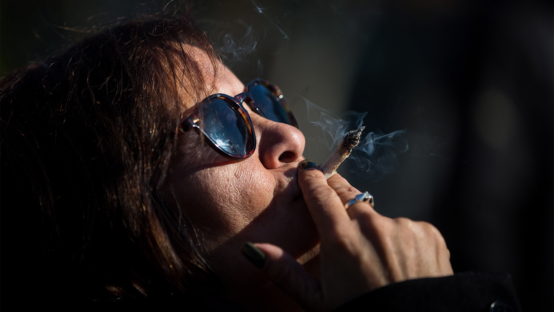Ein Frau raucht einen Joint. | picture alliance / empics