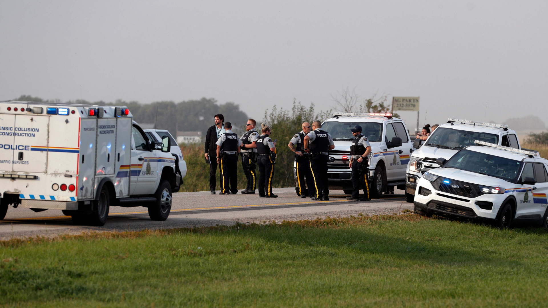 Polizisten stehen auf einer Straße n der kanadischen Provinz Saskatchewan, auf der der Tatverdächtige festgenommen wurde, der für die Messerangriffe in der Provinz mtiverantwortlich sein soll.  | AFP