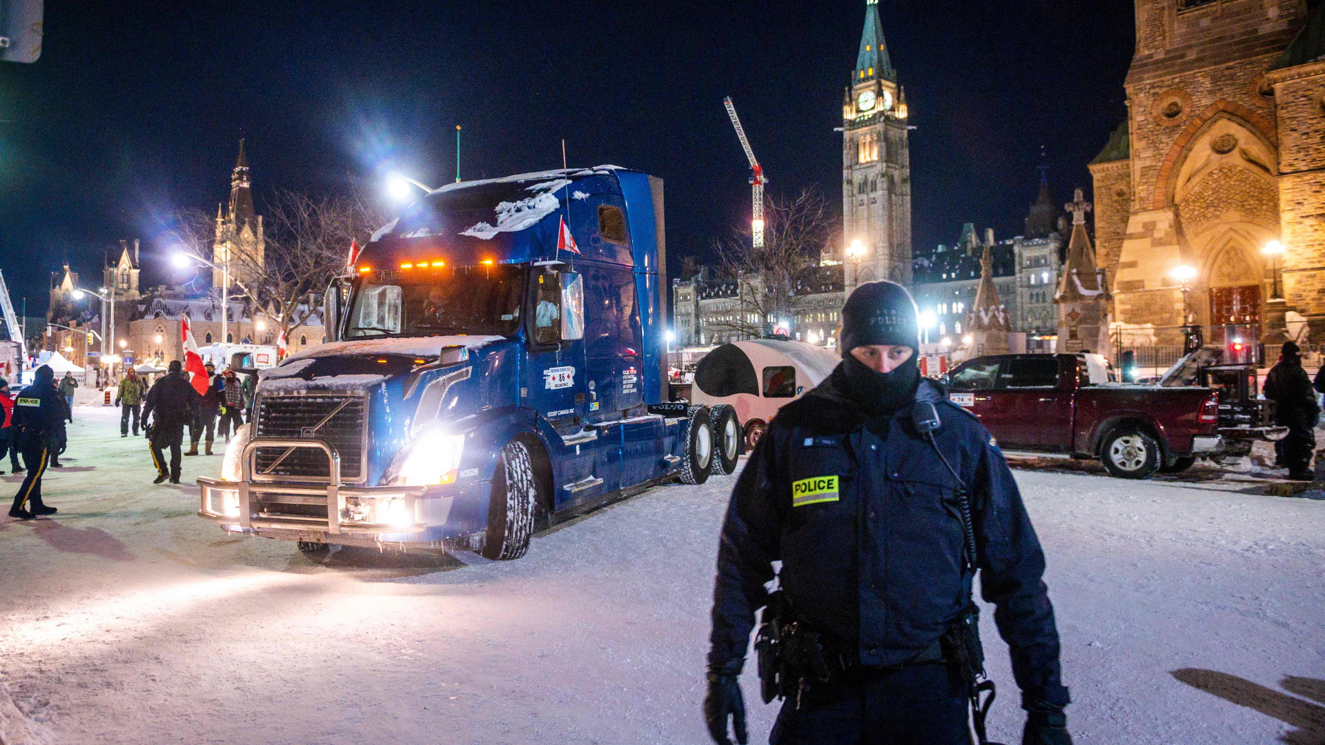 Ein schwer bewaffneter Polizist steht vor einem Truck in den kanadischen Hauptstadt Ottawa | AFP