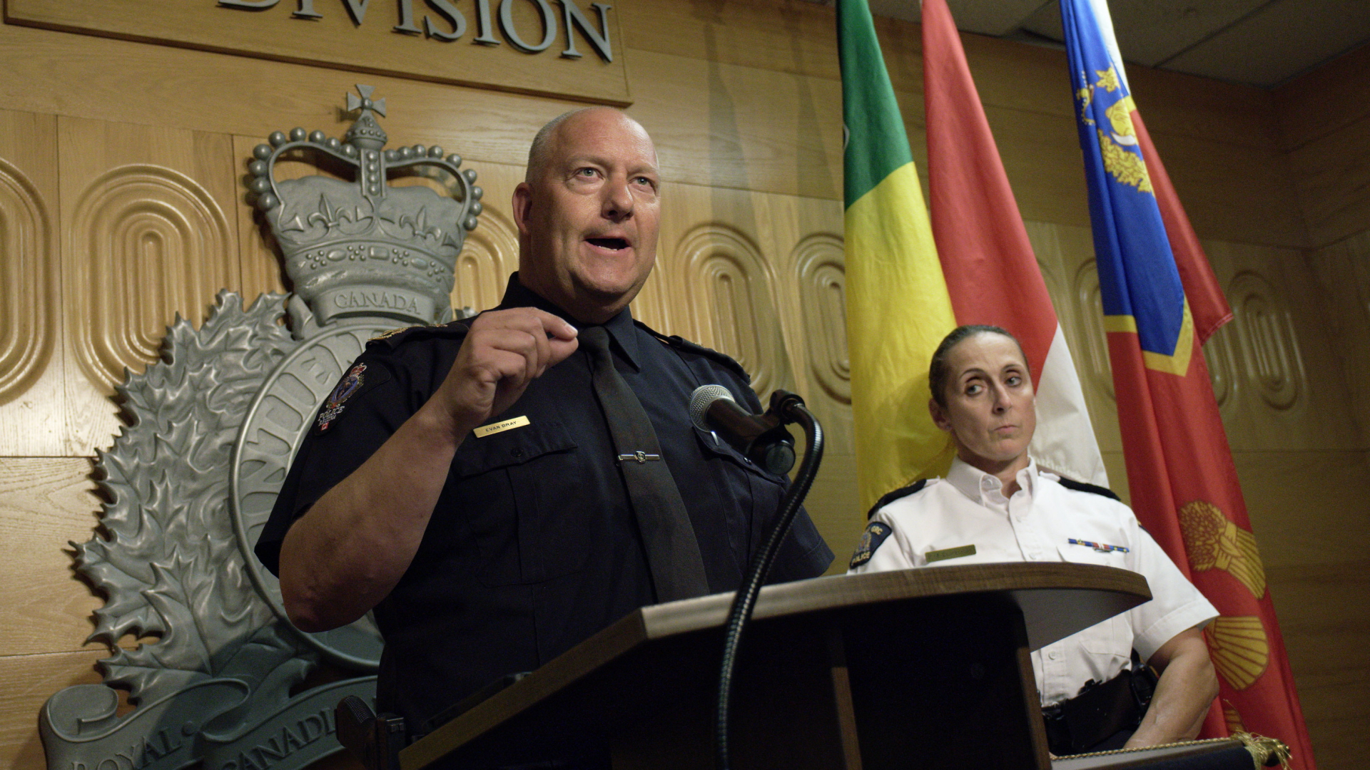 Der Polizeichef von Regina, Bray, und eine Mitarbeiterin bei einer Pressekonferenz in der kanadischen Provinz Saskatchewan. | AP