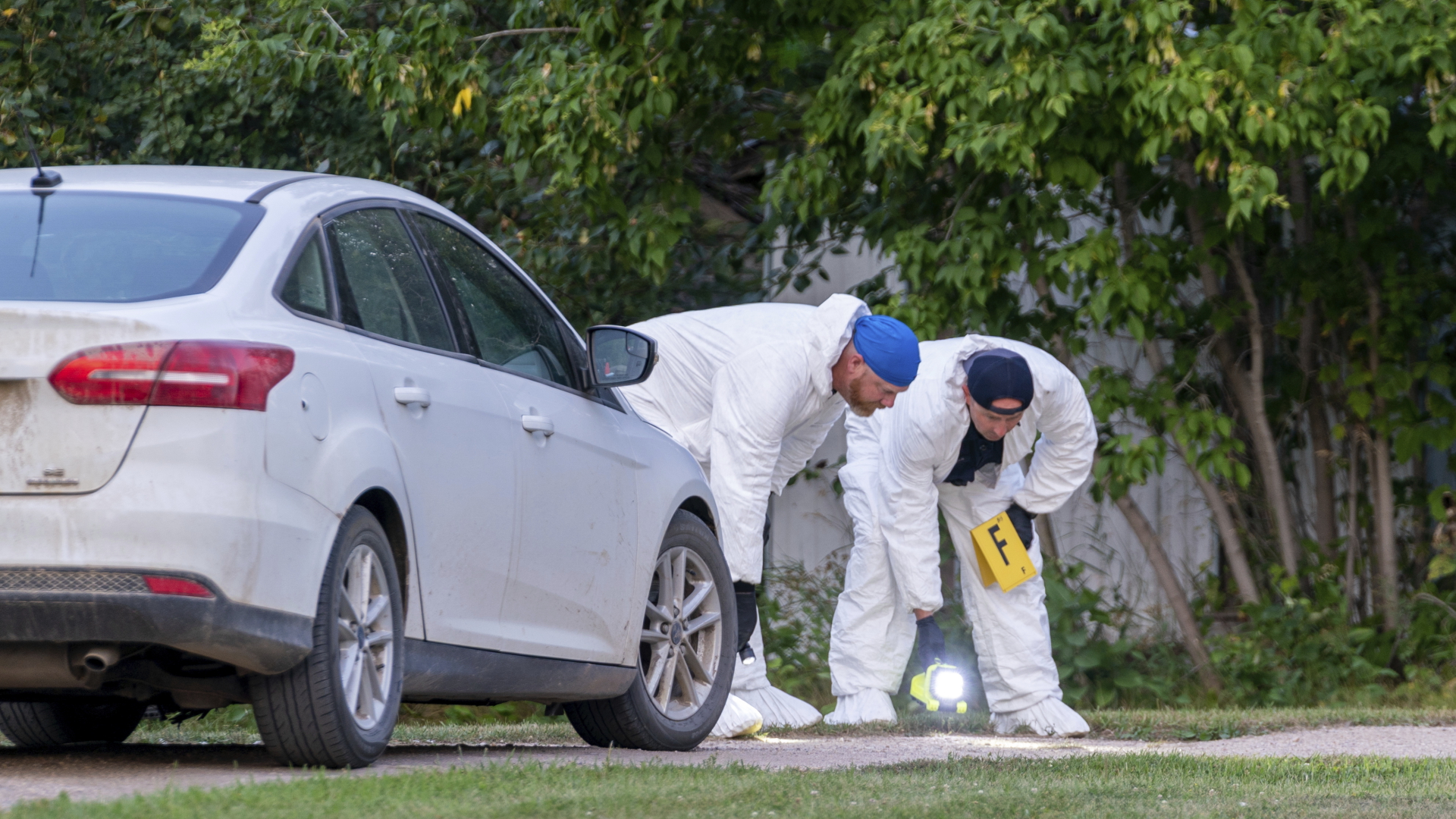 Ermittler untersuchen den Boden an einem der Tatorte einer Messerstecherei in Weldon, Saskatchewan.  | dpa