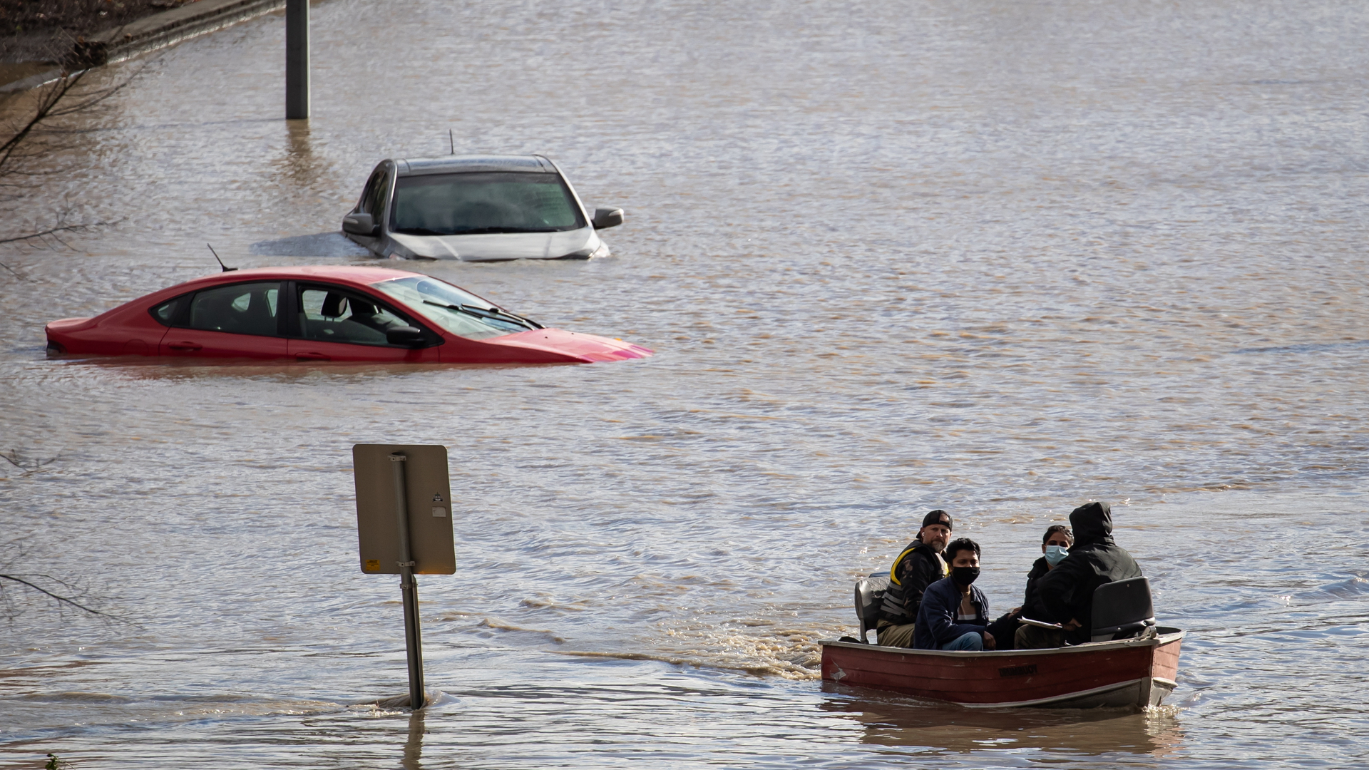 Kanada/Abbotsford: Menschen, die durch Hochwasser gestrandet sind, werden von einem Freiwilligen in einem Boot gerettet.  | dpa