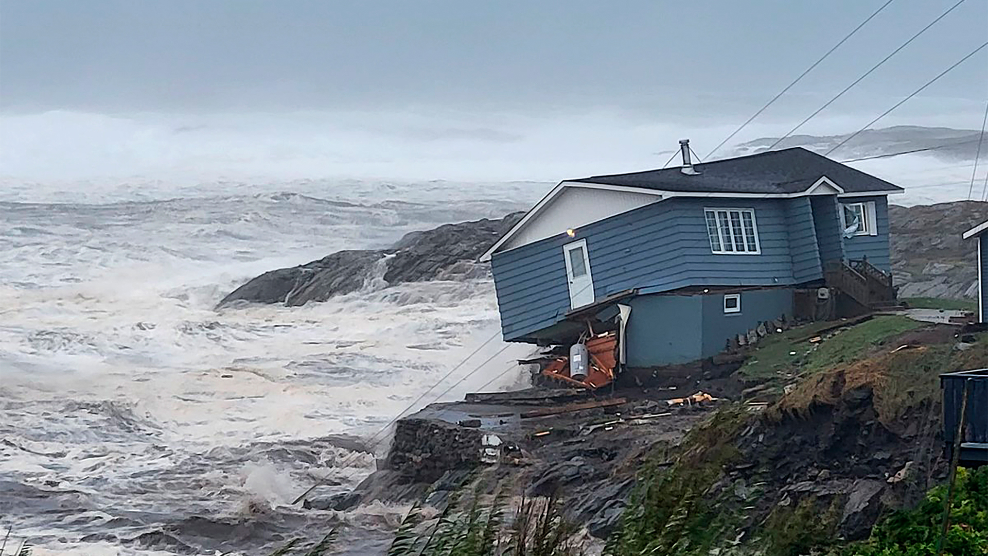 Ein Haus in Port aux Basques droht vom Wirbelsturm "Fiona" ins Meer geweht zu werden. | dpa