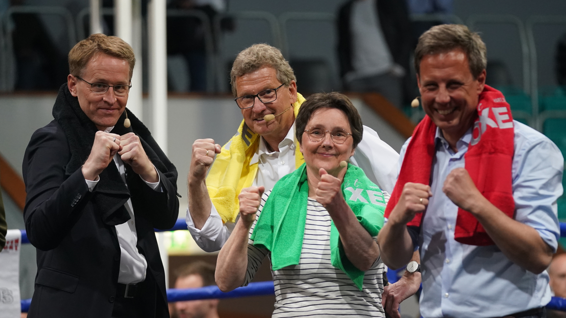 Von links nach rechts: Daniel Günther, Ministerpräsident und CDU-Spitzenkandidat, Bernd Buchholz, Spitzenkandidat der FDP, Monika Heinold, Spitzenkandidatin von Bündnis 90/Die Grünen, und Thomas Losse-Müller, Spitzenkandidat der SPD, stehen nach dem "Politboxen" in Rendsburg am 22. April gemeinsam im Boxring. | dpa