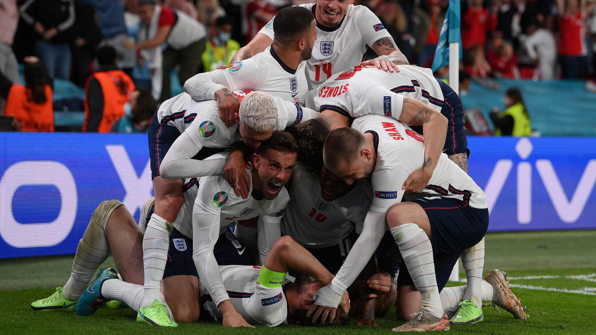 Englands Spieler bejubeln den Treffer zum 2:1 durch Harry Kane. | AFP