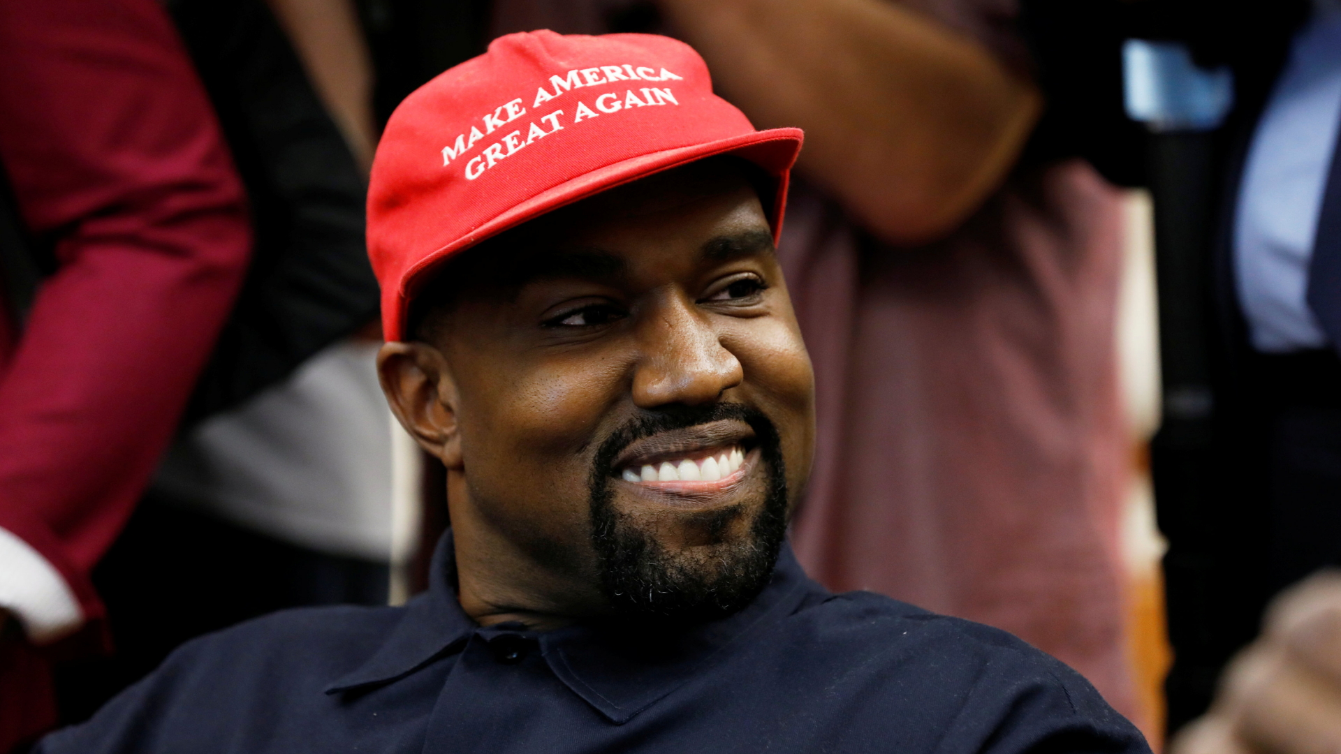US-Rapper Kanye West trägt eine Kappe mit der Aufschrift "Make America Great Again" - der Slogan der Trump-Unterstützer. | REUTERS