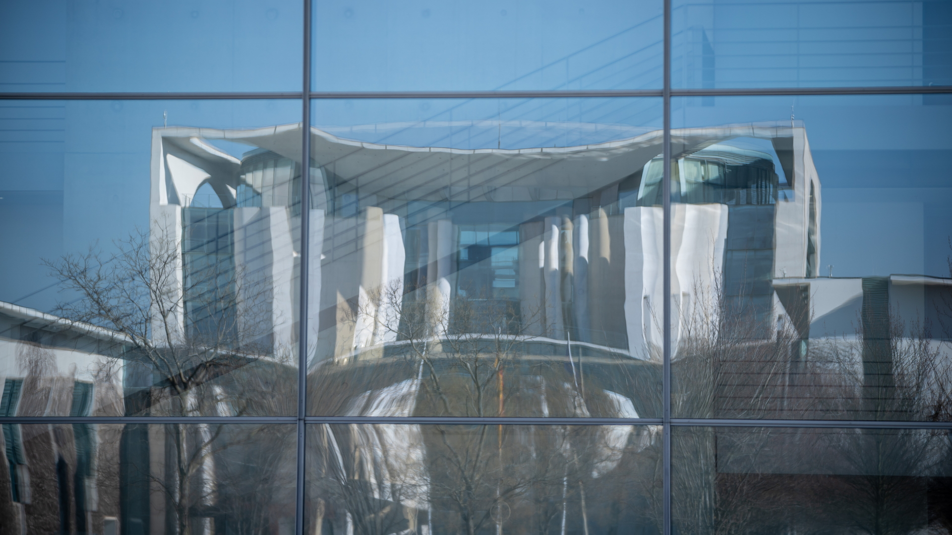 Das Bundeskanzleramt spiegelt sich in der Fassade des Bundestags-Gebäudes, dem Paul-Löbe Haus.  | dpa