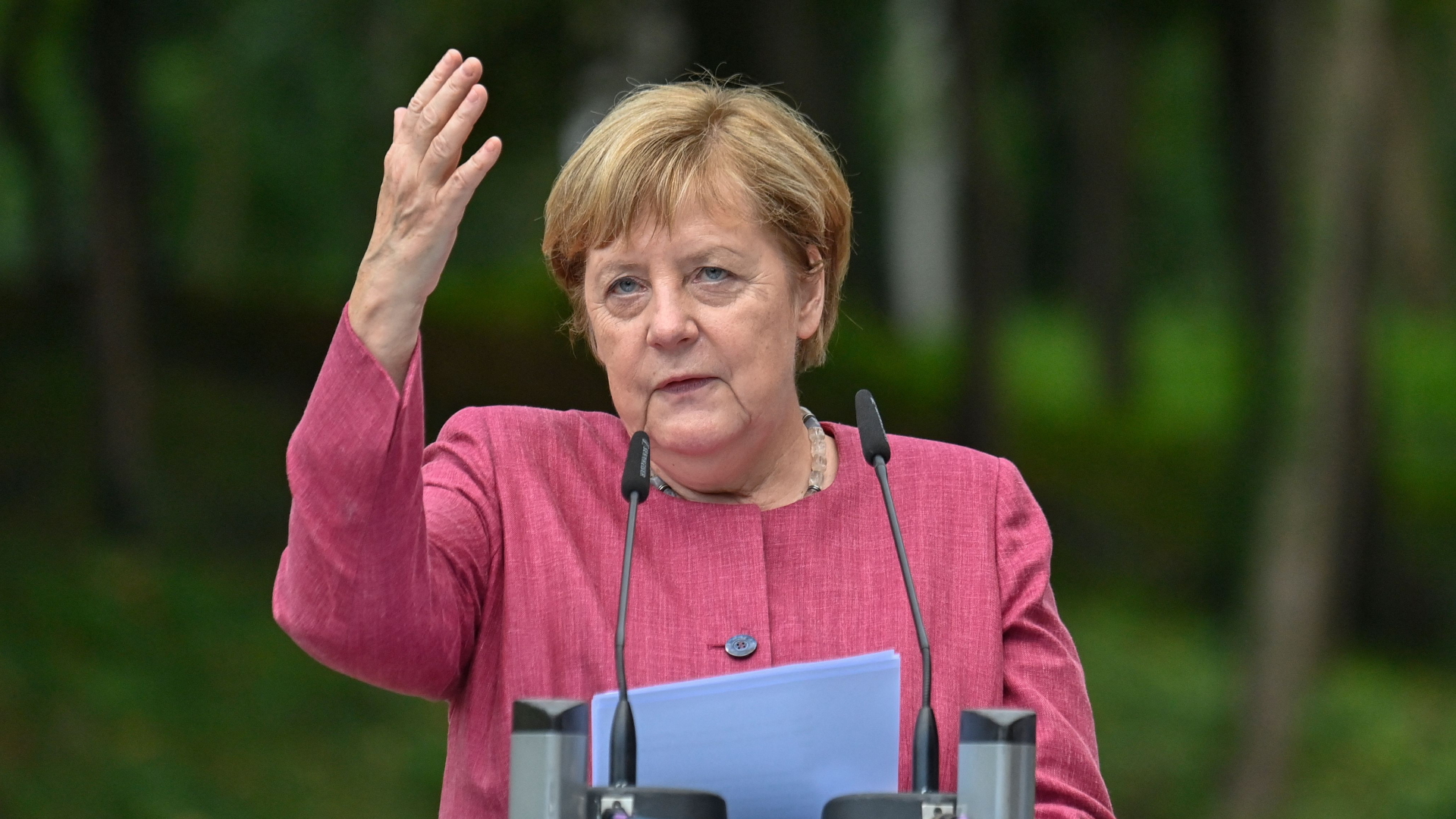 Kanzlerin Merkel hält eine Rede. | AFP