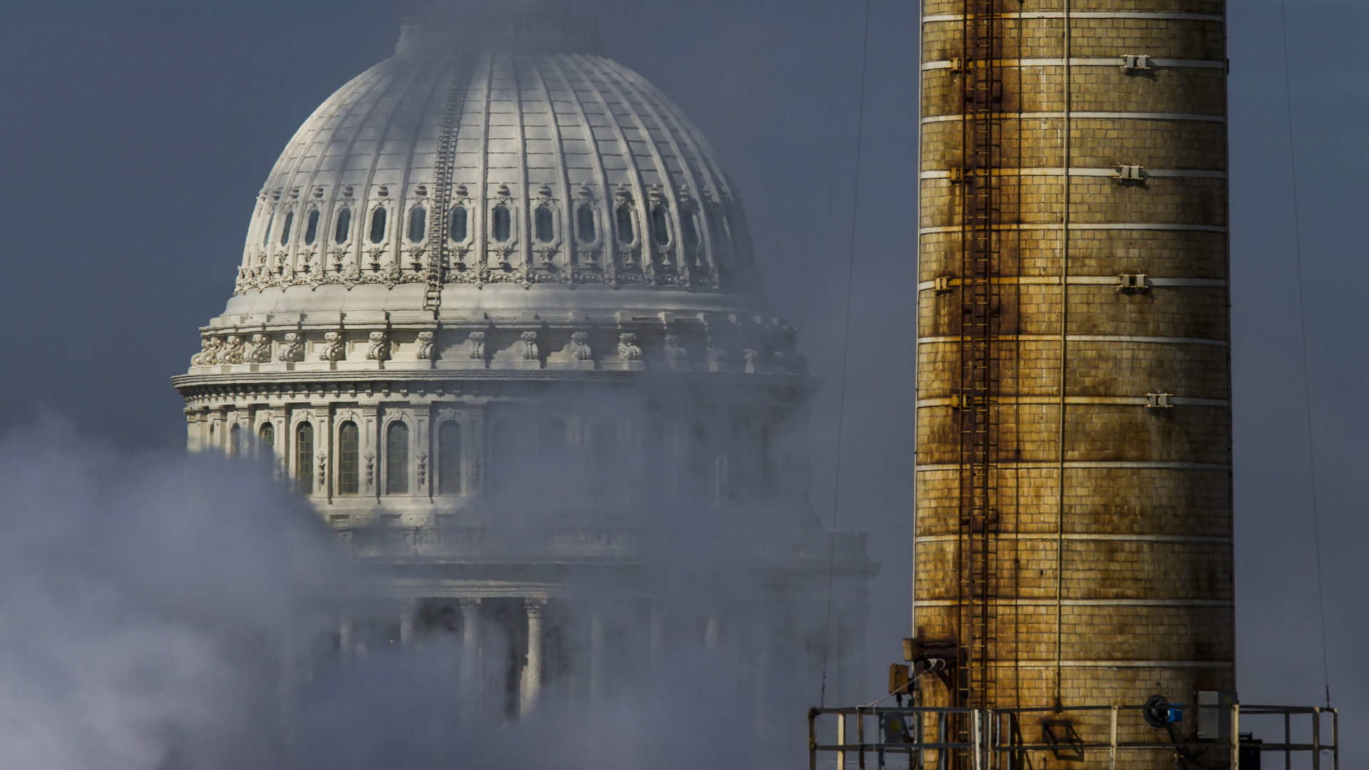 Die Kuppel des Kapitols in Washington ist hinter dem Qualm eines Kohlekraftwerks zu sehen. | dpa
