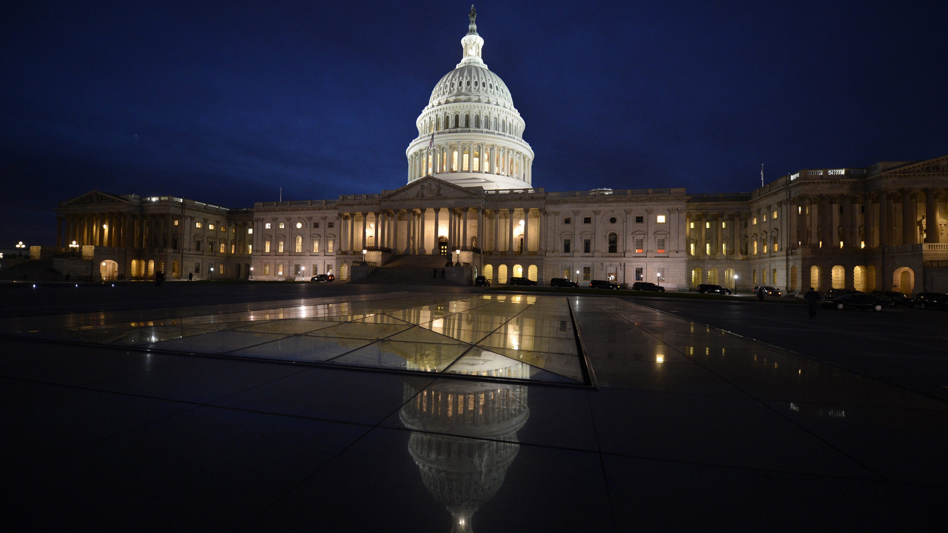 Außenansicht des Kapitols in Washington bei Nacht | Bildquelle: picture alliance / dpa