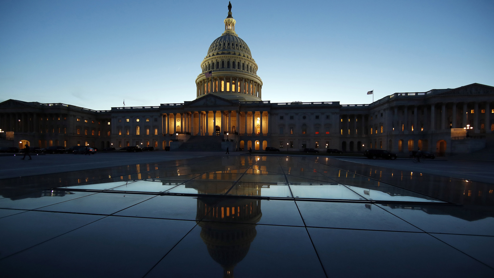 Außenansicht des Kapitols in Washington kurz vor Sonnenaufgang | Bildquelle: AP