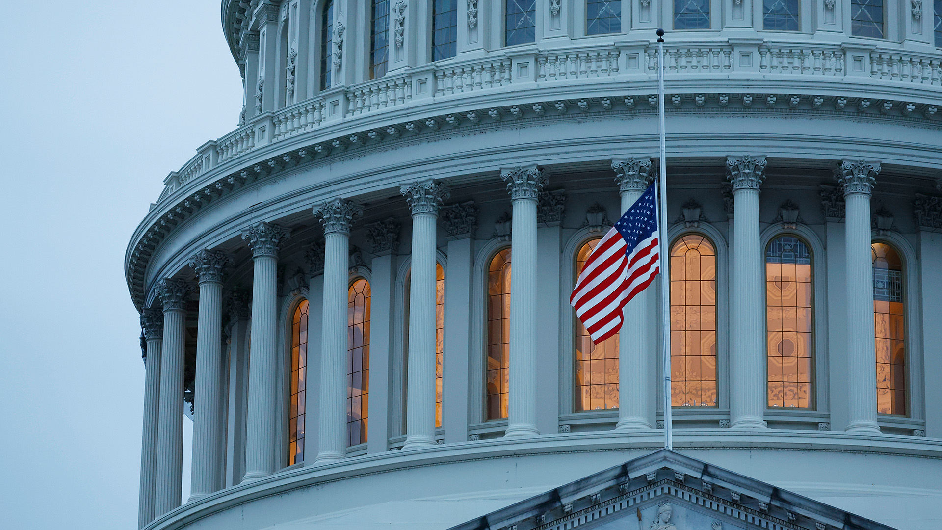Die US-Flagge weht auf dem Dach des Kapitols in Washington auf Halbmast. | dpa