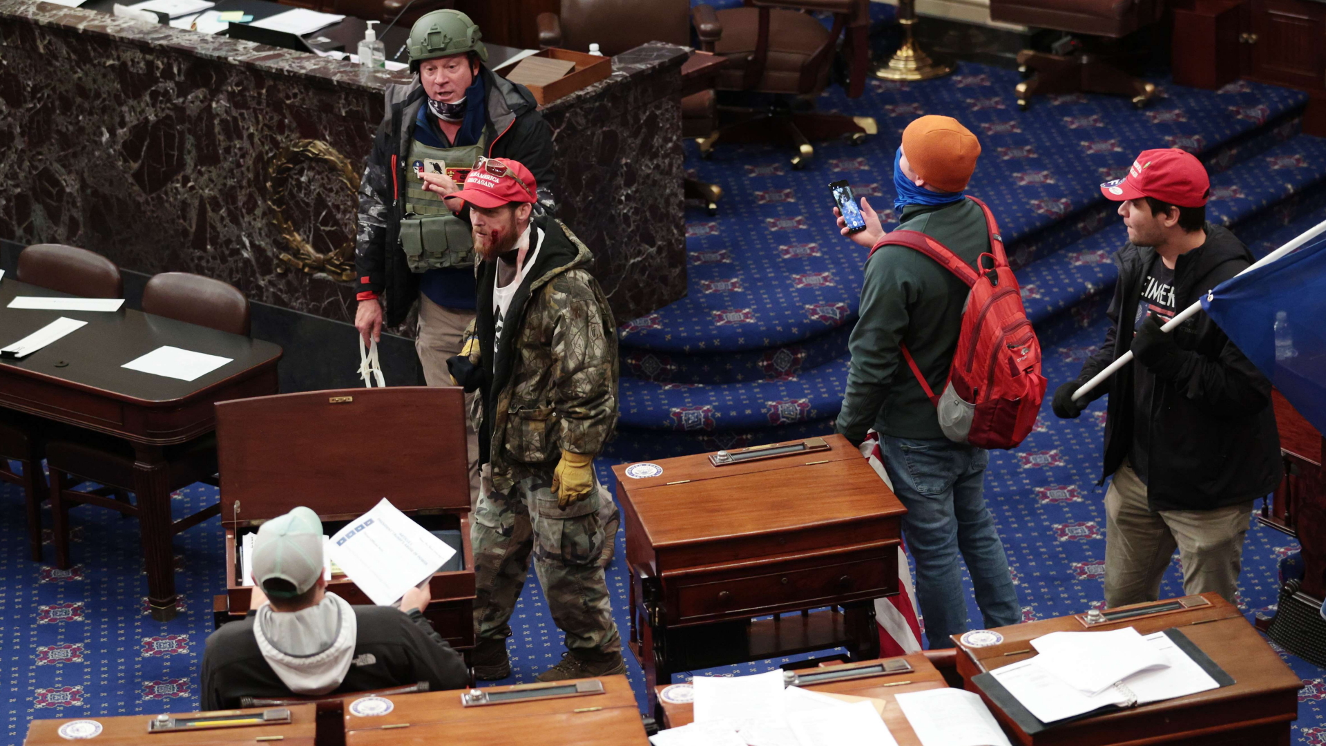 Demonstranten betreten die Senatskammer am 06. Januar 2021 in Washington, DC. | AFP