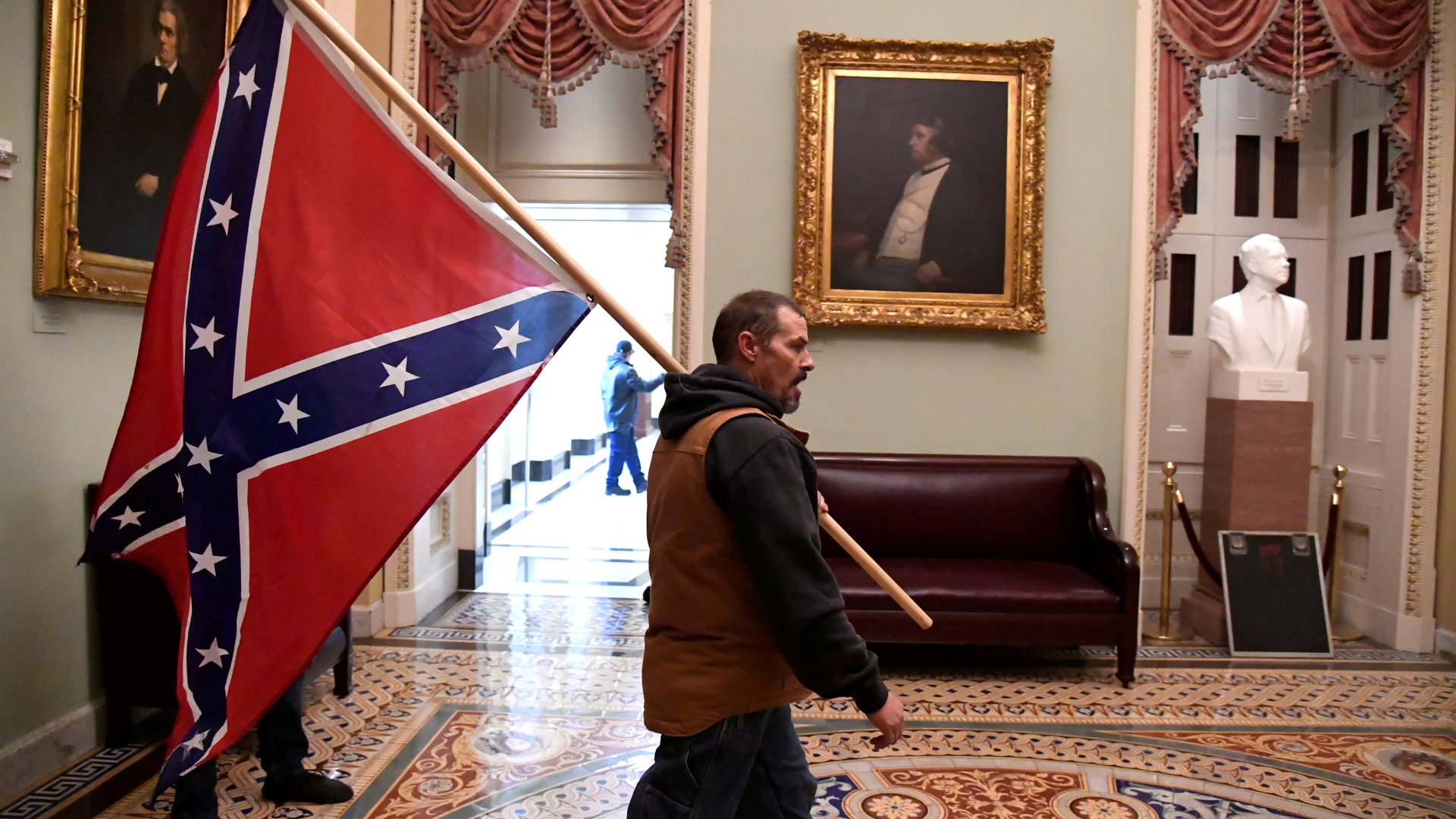 Trump-Anhänger mit Südstaaten-Flagge im Kapitol | REUTERS