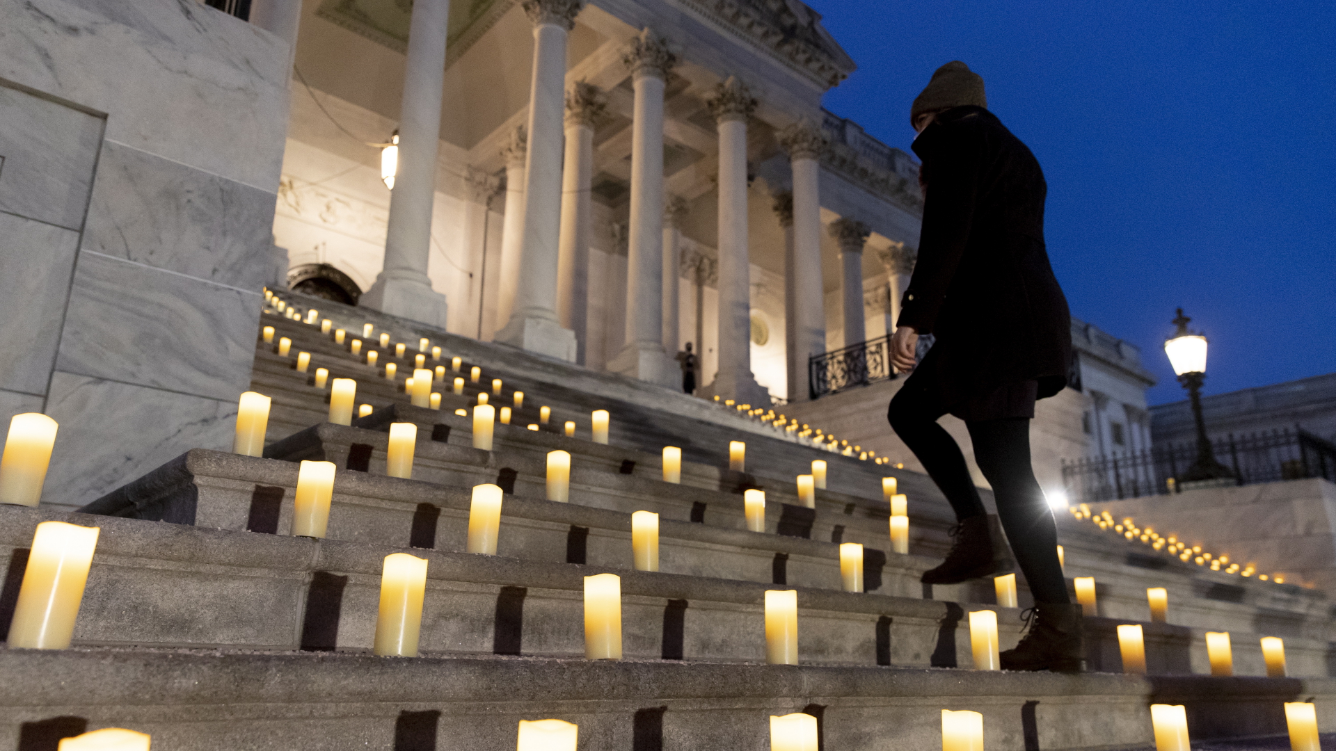 Kerzen stehen an den Treppen des US-Kapitols am Jahrestag des Sturms am 6. Januar | EPA