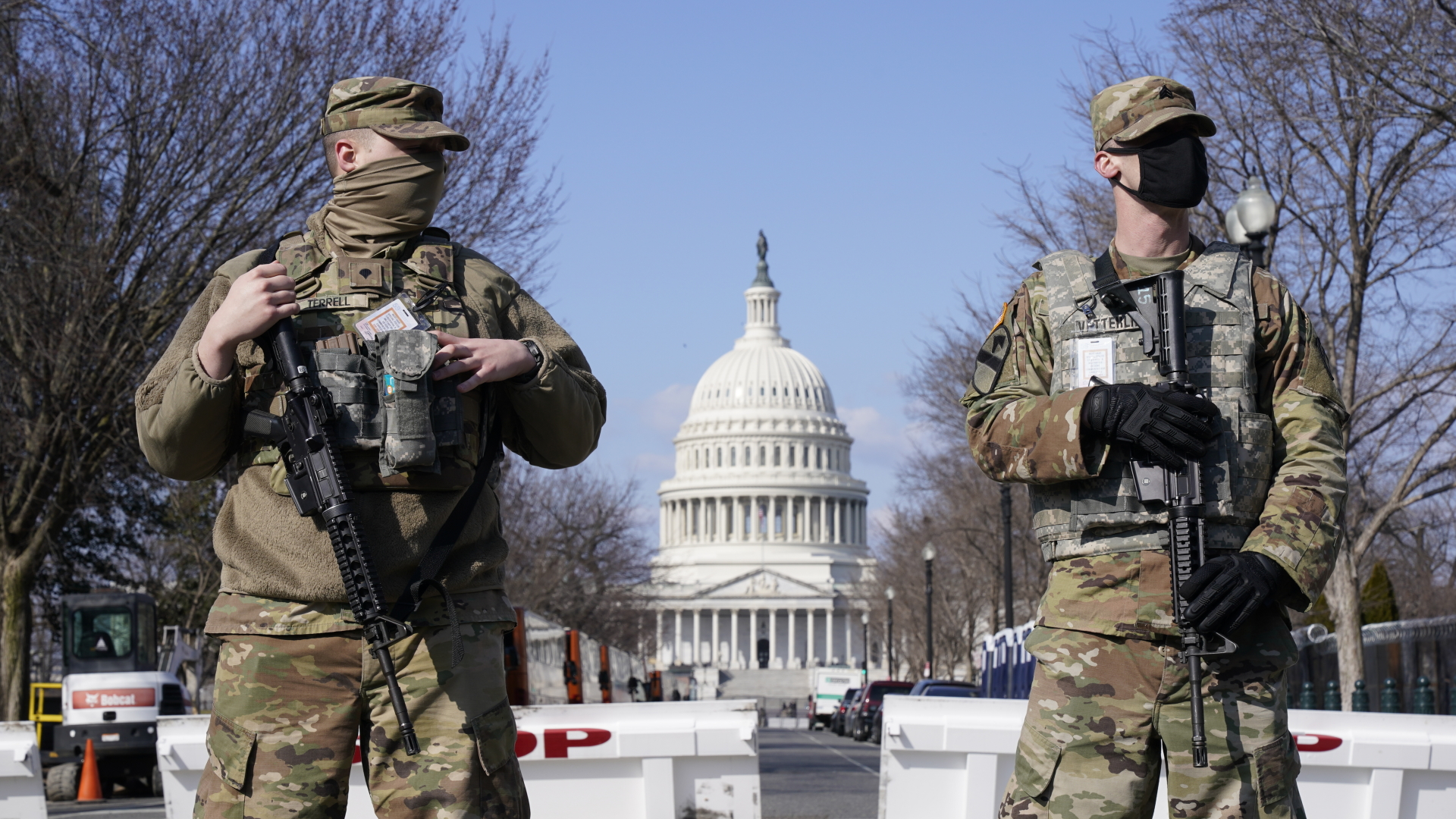 Zwei Soldaten der Nationalgarde stehen an einer Absperrung vor dem US-Kaptiol. | dpa