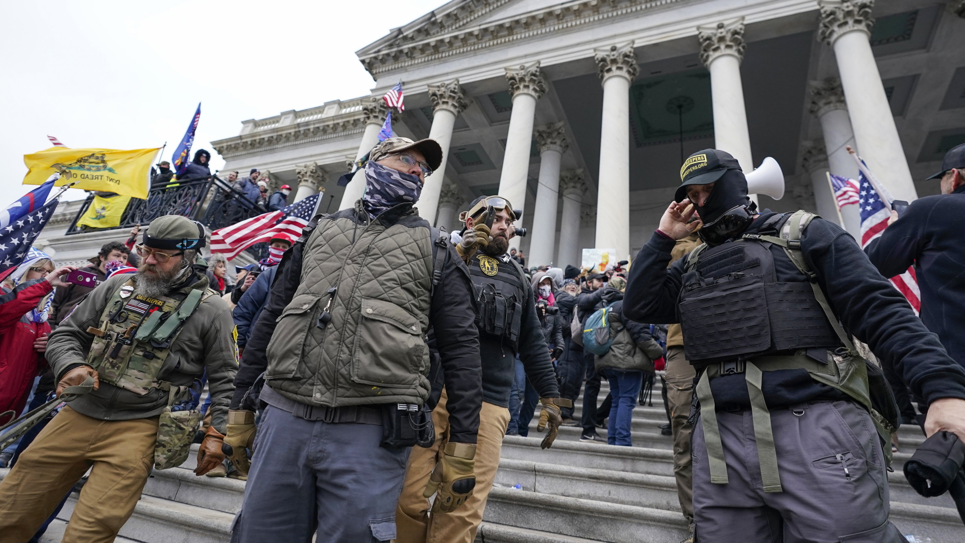 Mitglieder der rechtsextremen "Oath Keepers" stehen am 6.1.2021 vor dem Kapitol in Washington (USA) | AP