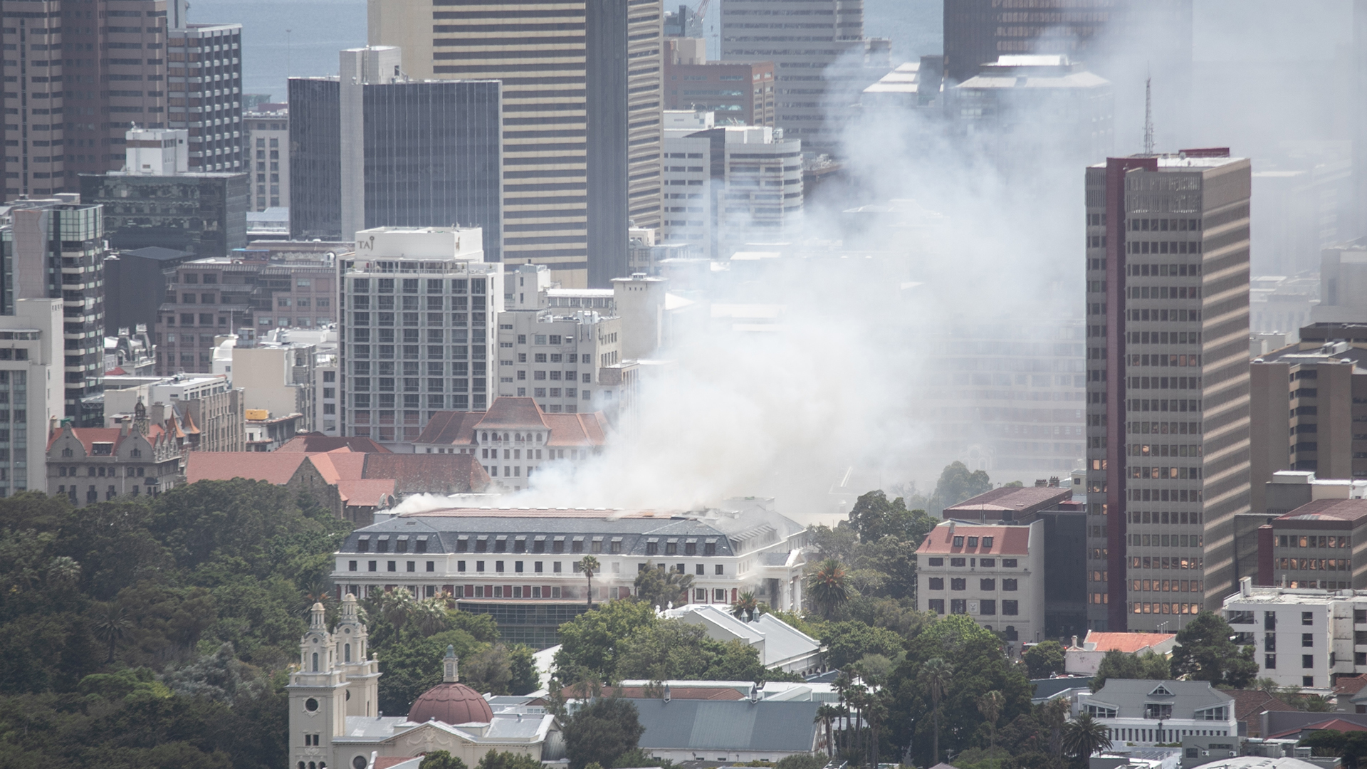 Rauch steigt aus dem südafrikanischen Parlament auf. | dpa