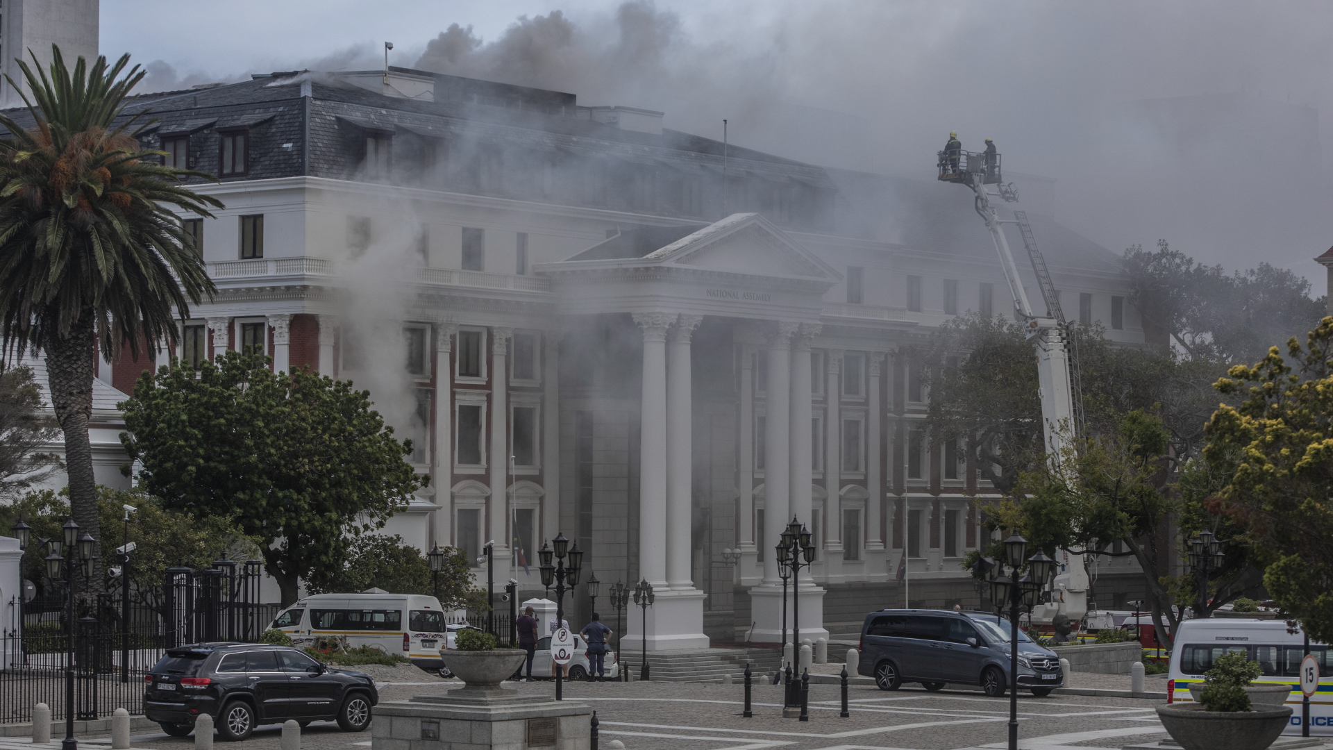 Aus dem Parlamentsgebäude in Kapstadt dringen Rauchschwaden | EPA