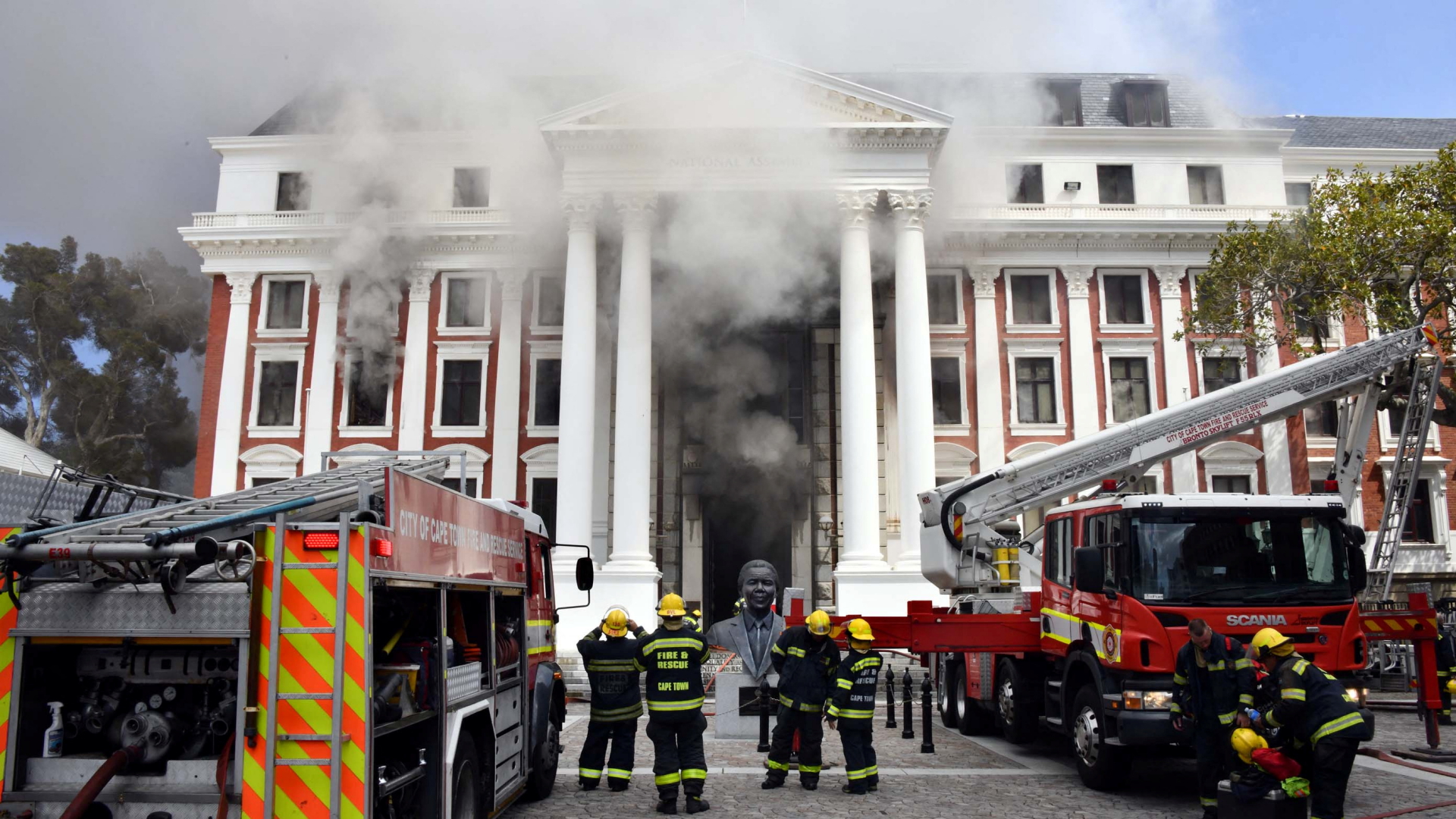 Rauch quillt aus dem südafrikanischen Parlamentsgebäude in Kapstadt. | via REUTERS