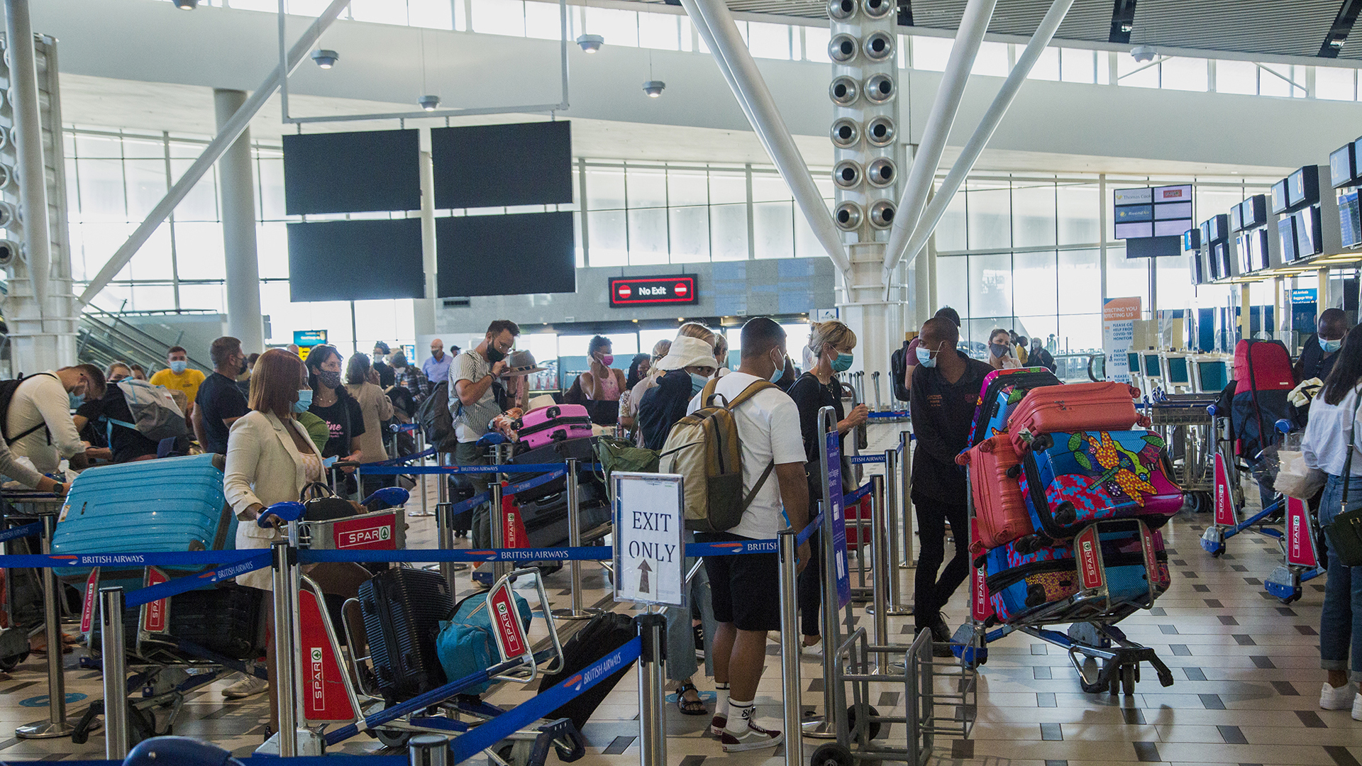 Reisende checken am internationalen Flughafen von Kapstadt ein. | picture alliance/dpa/XinHua