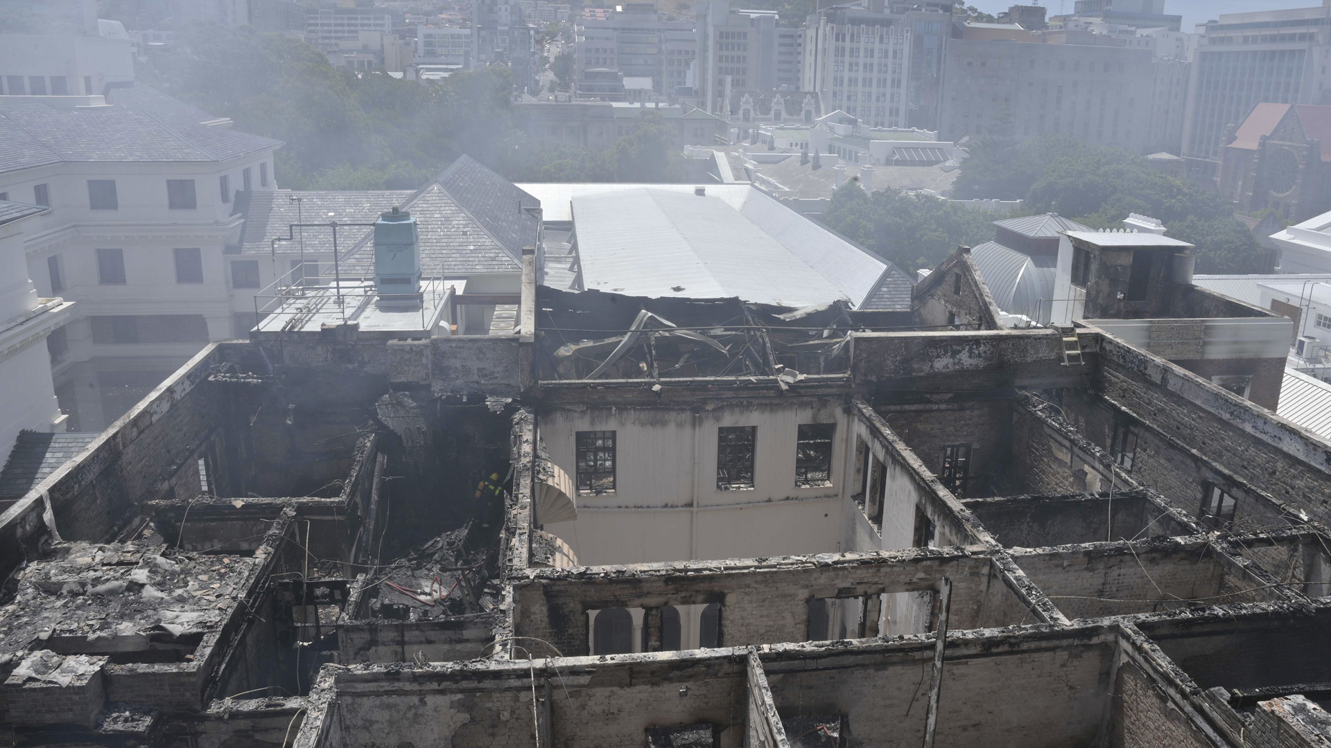 Das eingestürzte Dach des Parlamentsgebäudes von Kapstadt. | picture alliance/dpa/City Of Cap