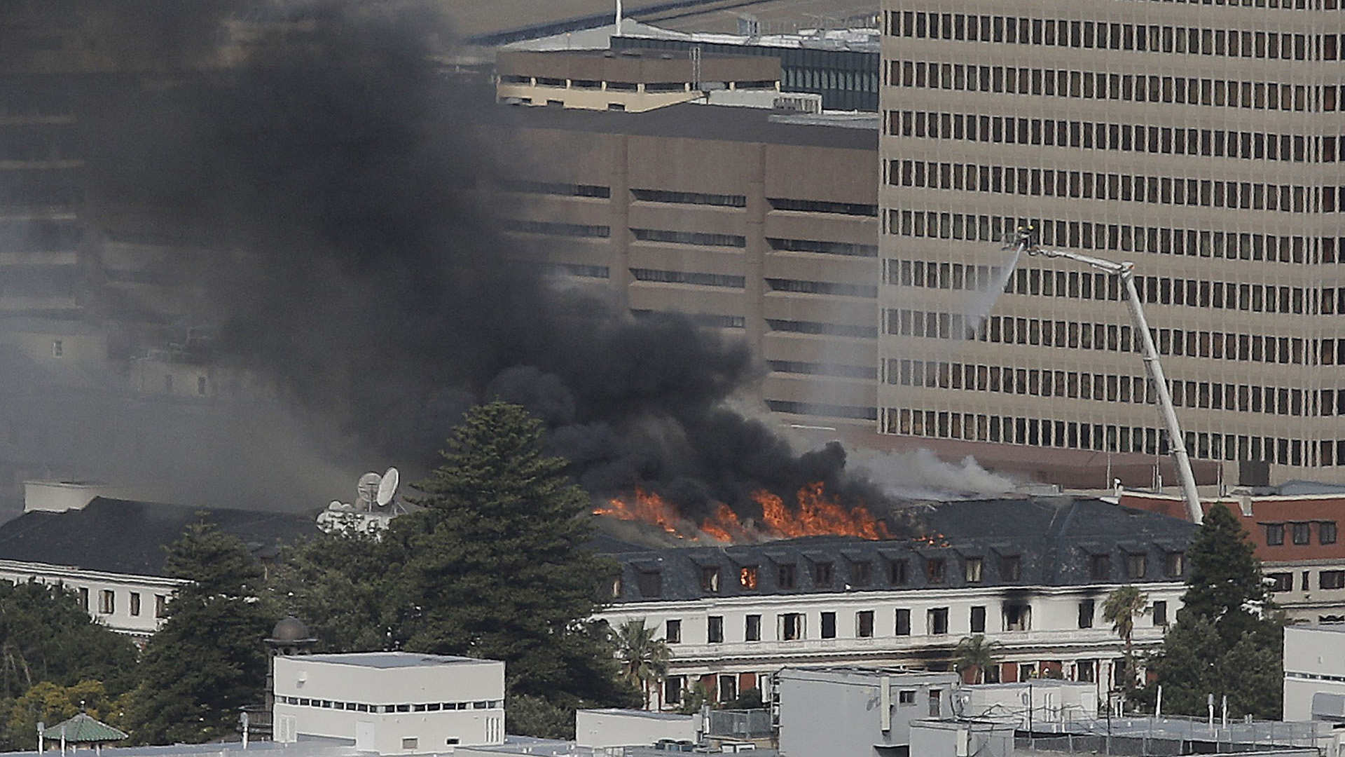 Flammen steigen aus dem Parlamentsgebäude in Kapstadt auf. | AFP