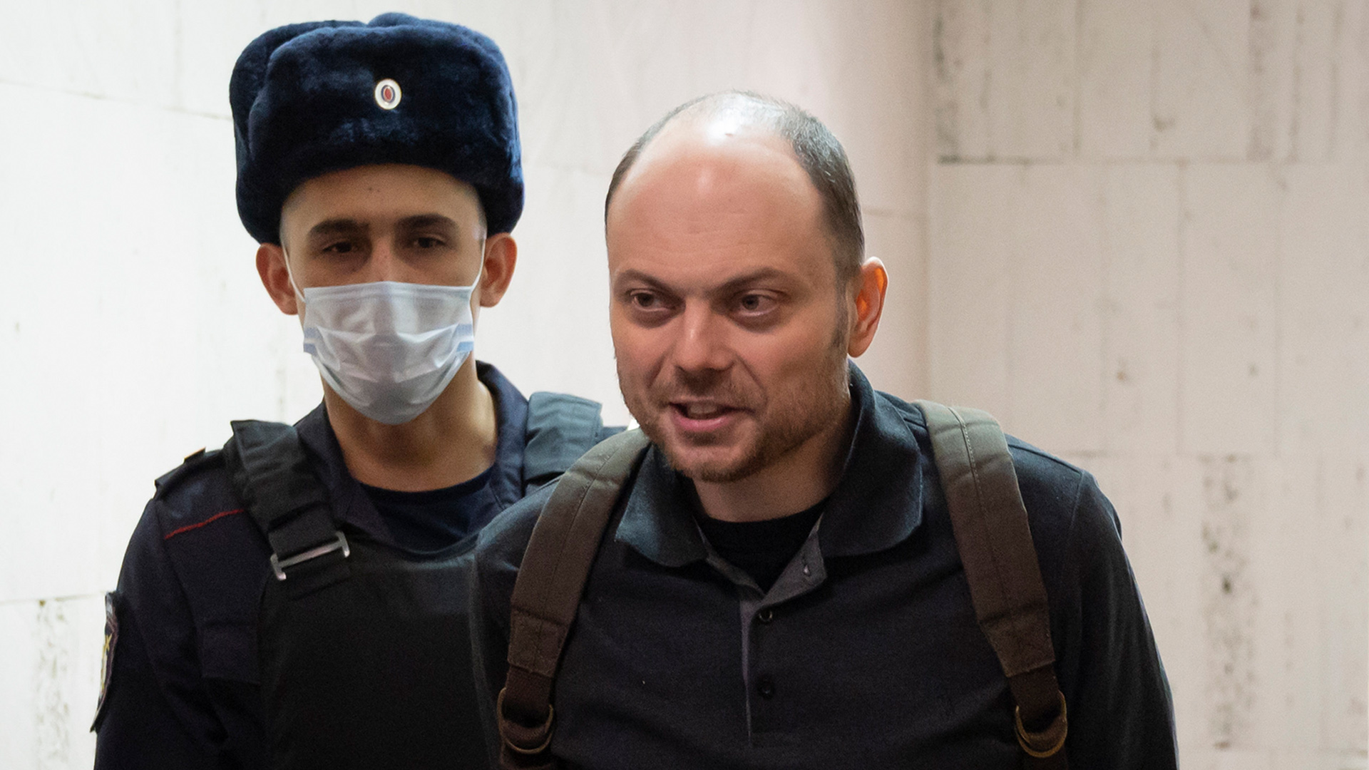 Wladimir Kara-Mursa wird zur Anhörung in einen Gerichtssaal in Moskau eskortiert.