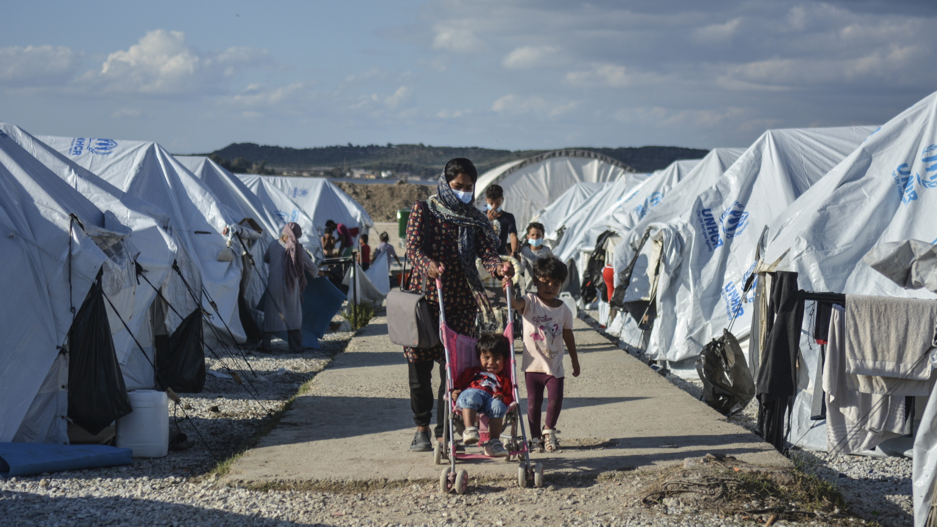 Eine Mutter geht mit ihren Kindern durch das Flüchtlingslager Kara Tepe auf Lesbos (Griechenland) | dpa