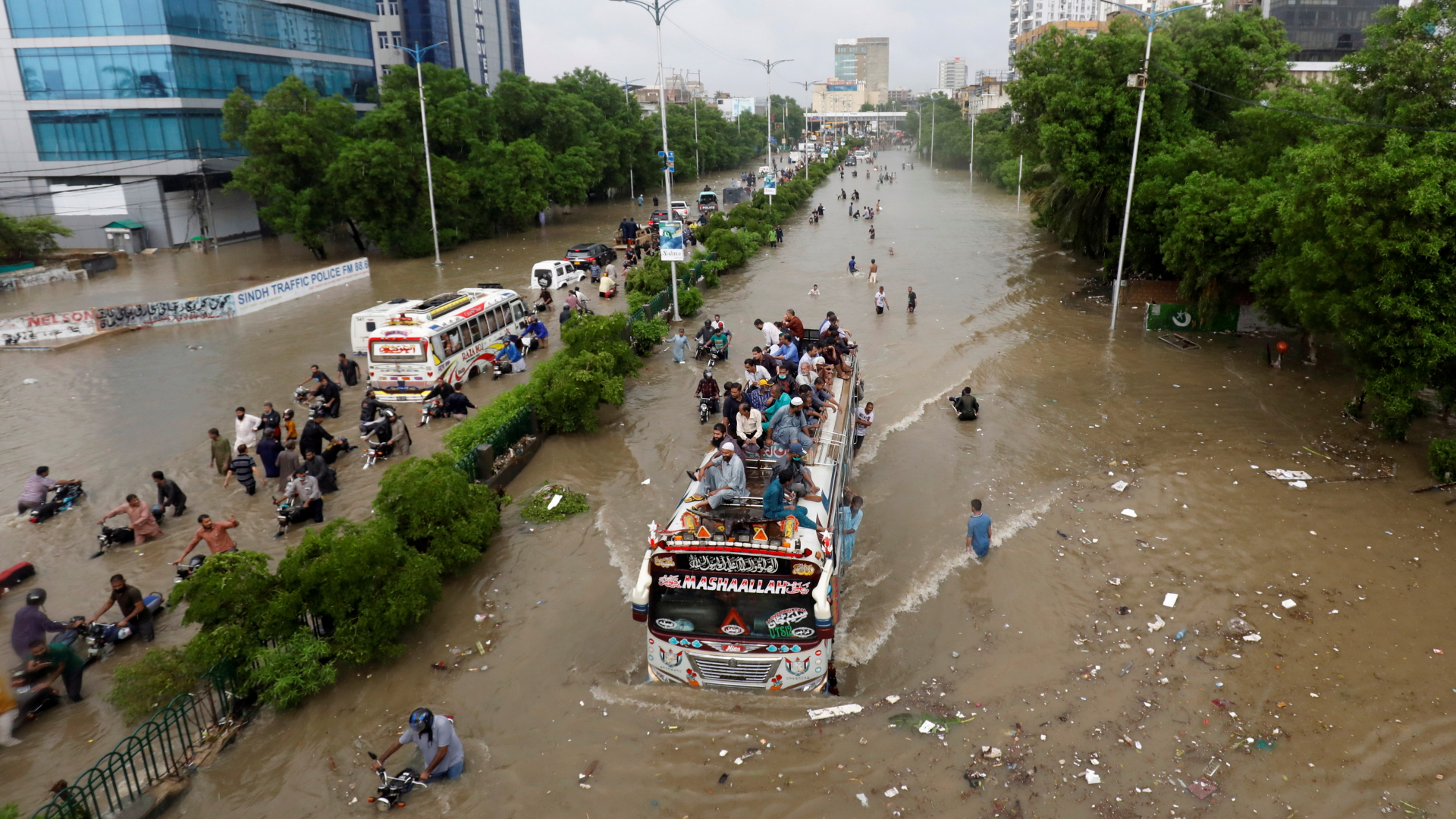 In der Millionenstadt Karatschi fährt ein Bus über eine überflutete Straße. | REUTERS