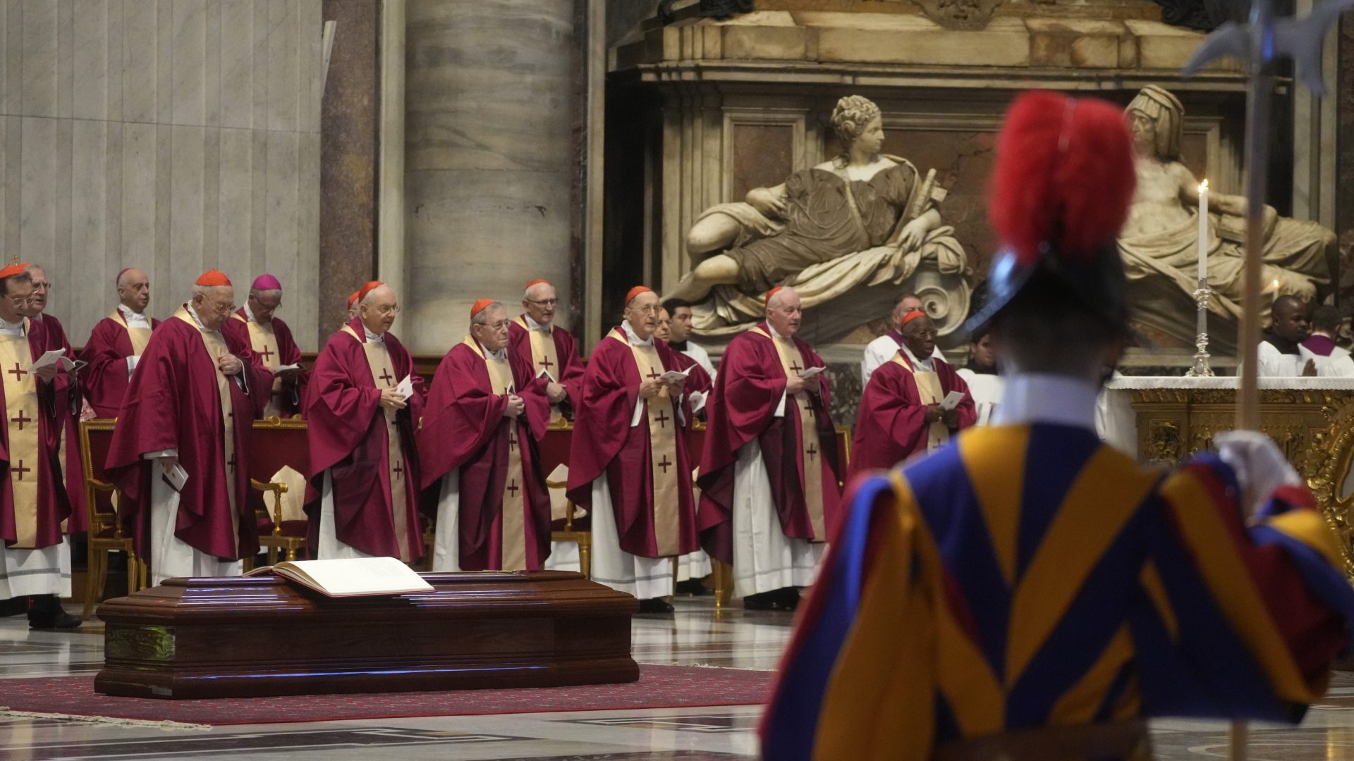 Kardinäle und Bischöfe im Petersdom am Sarg von Kardinal George Pell. | AP