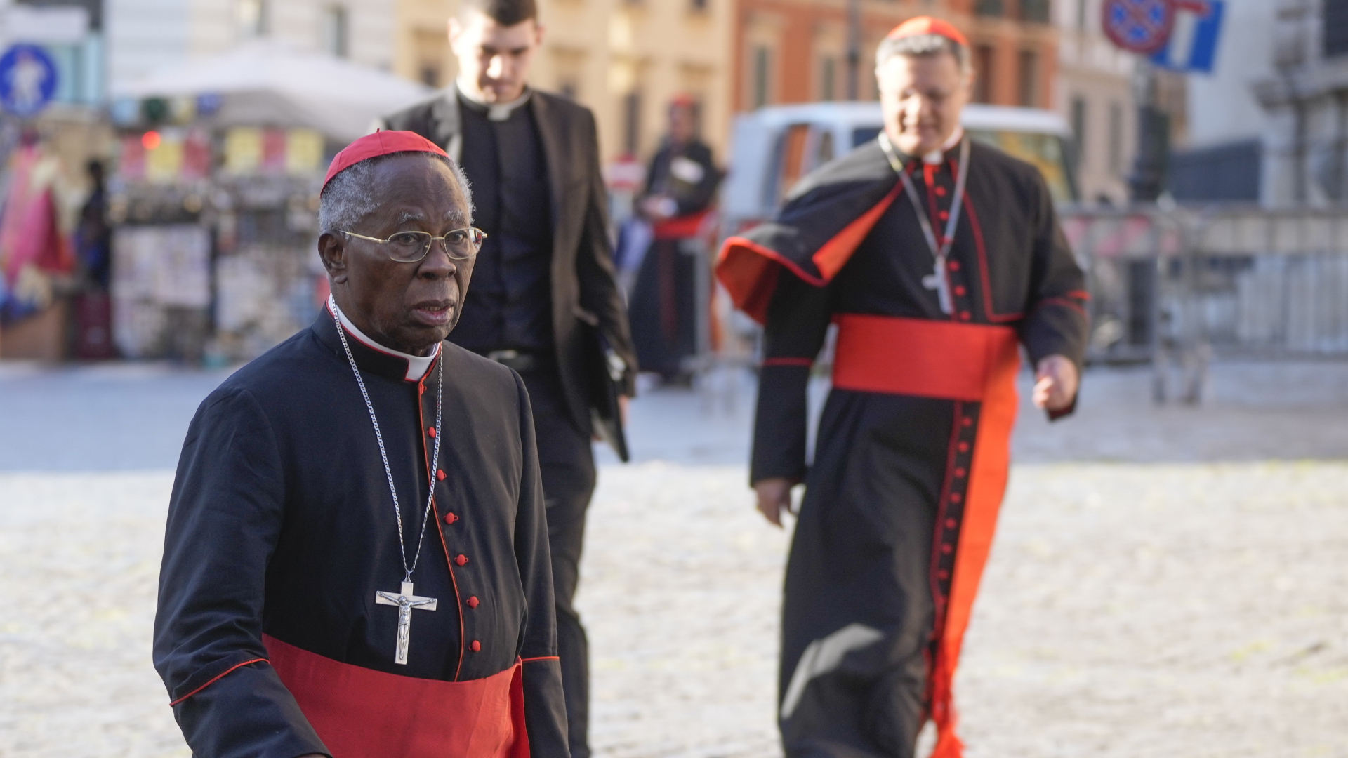 Kardinal Francis Arinze (l) trifft zu einer Kardinalsversammlung im Vatikan ein.  | dpa